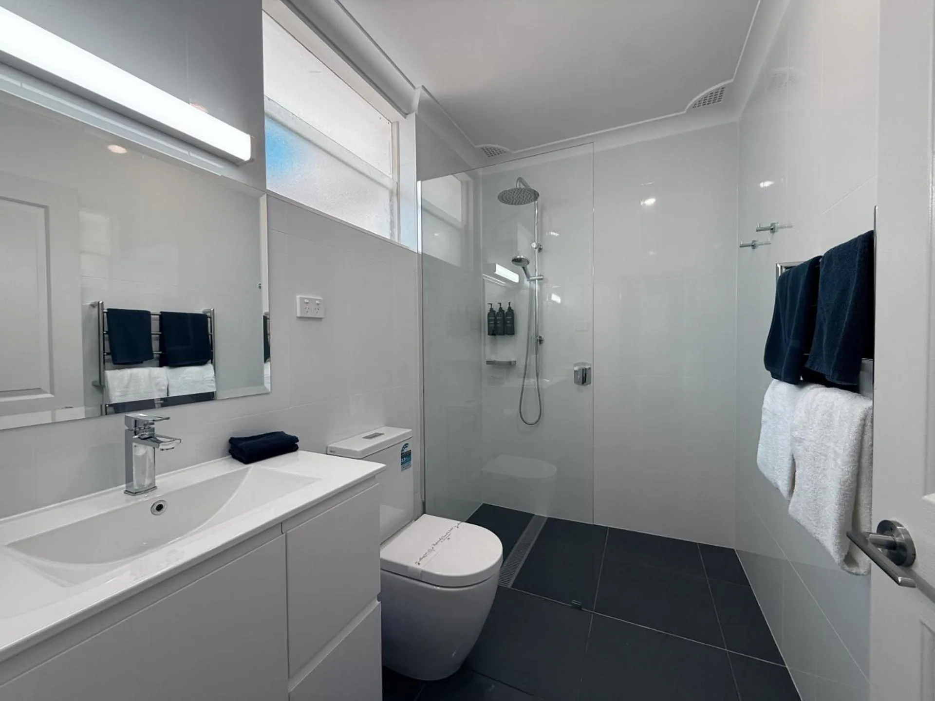 Shower in Colonial Motel & Apartments