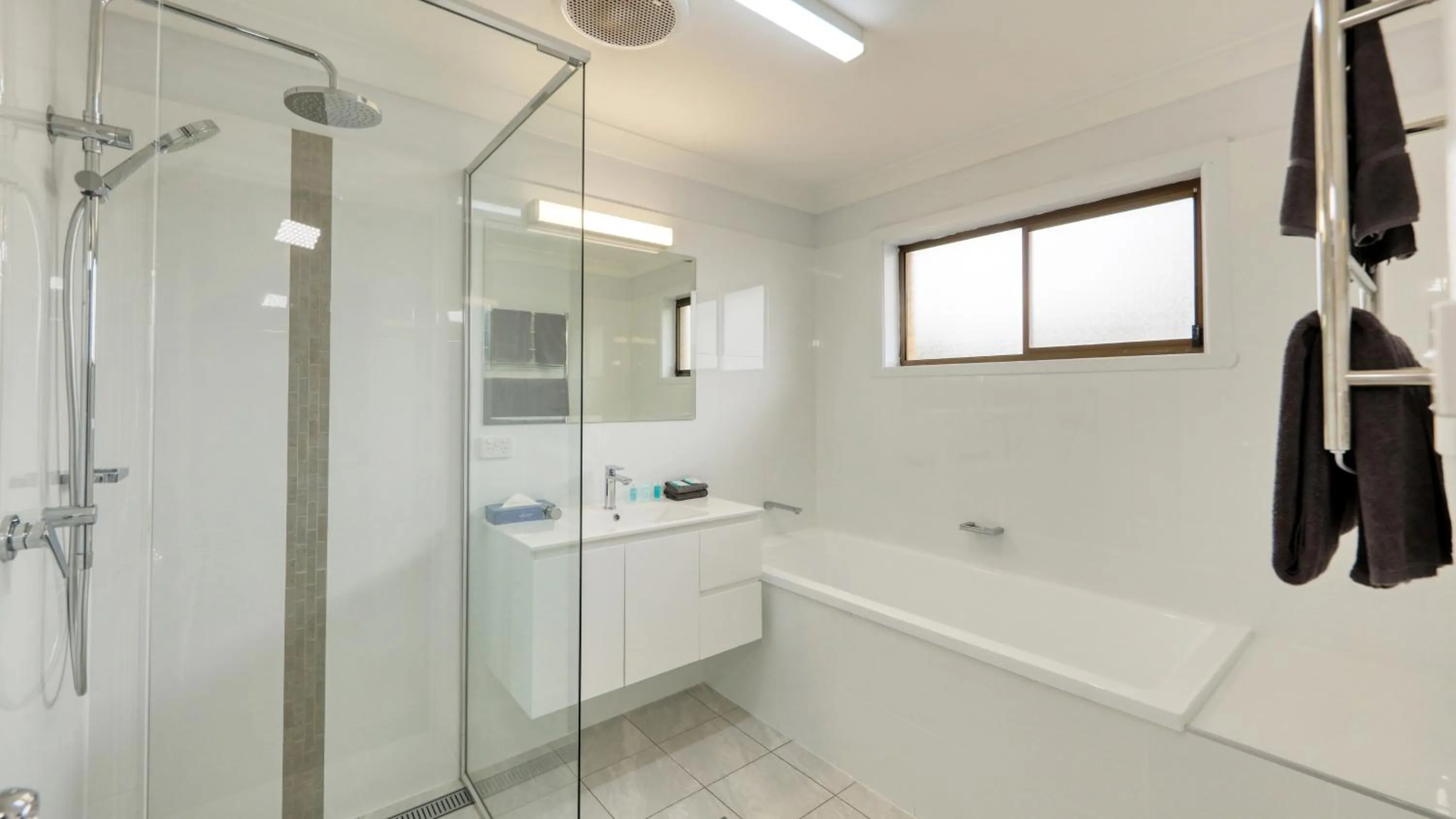 Shower in Colonial Motel & Apartments