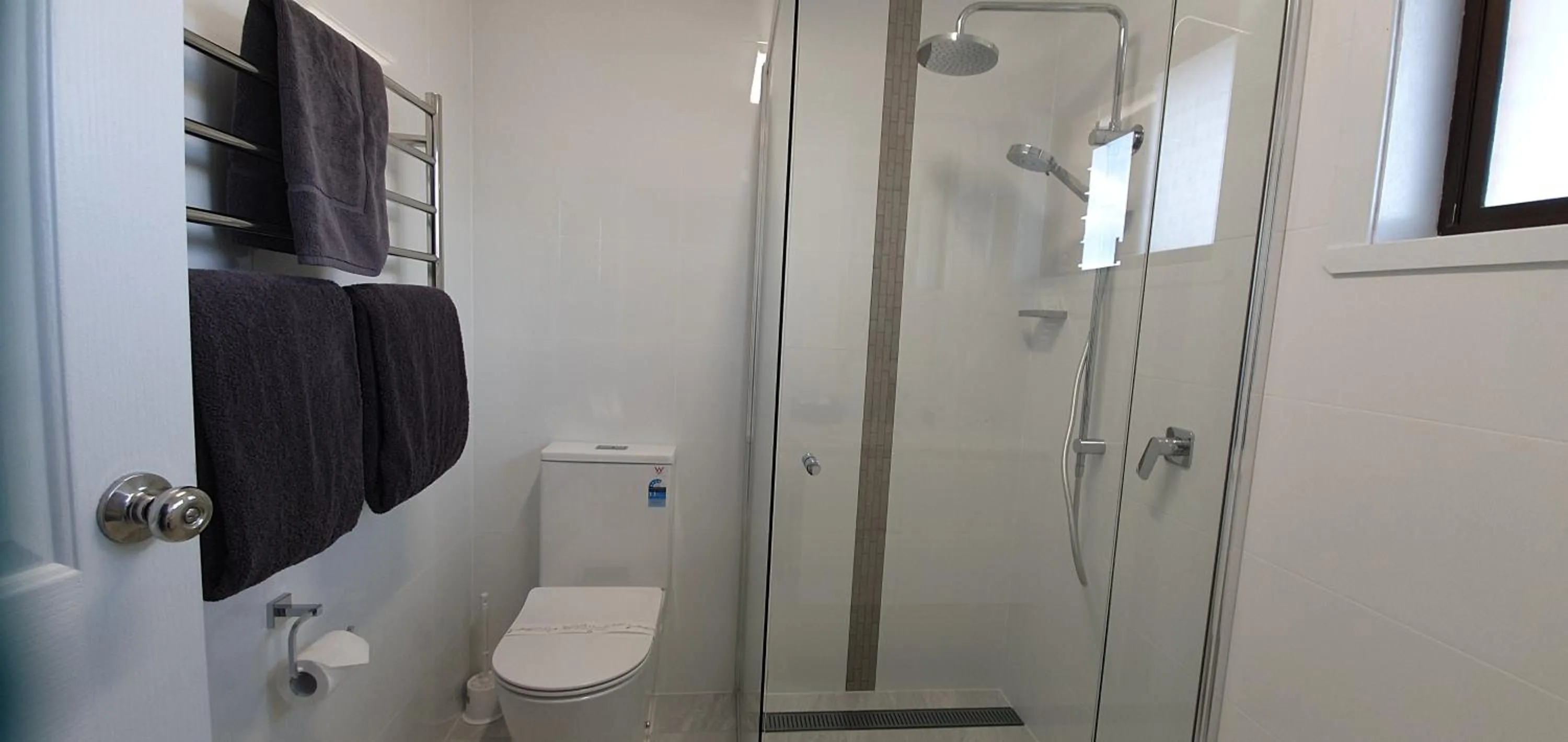 Bathroom in Colonial Motel & Apartments