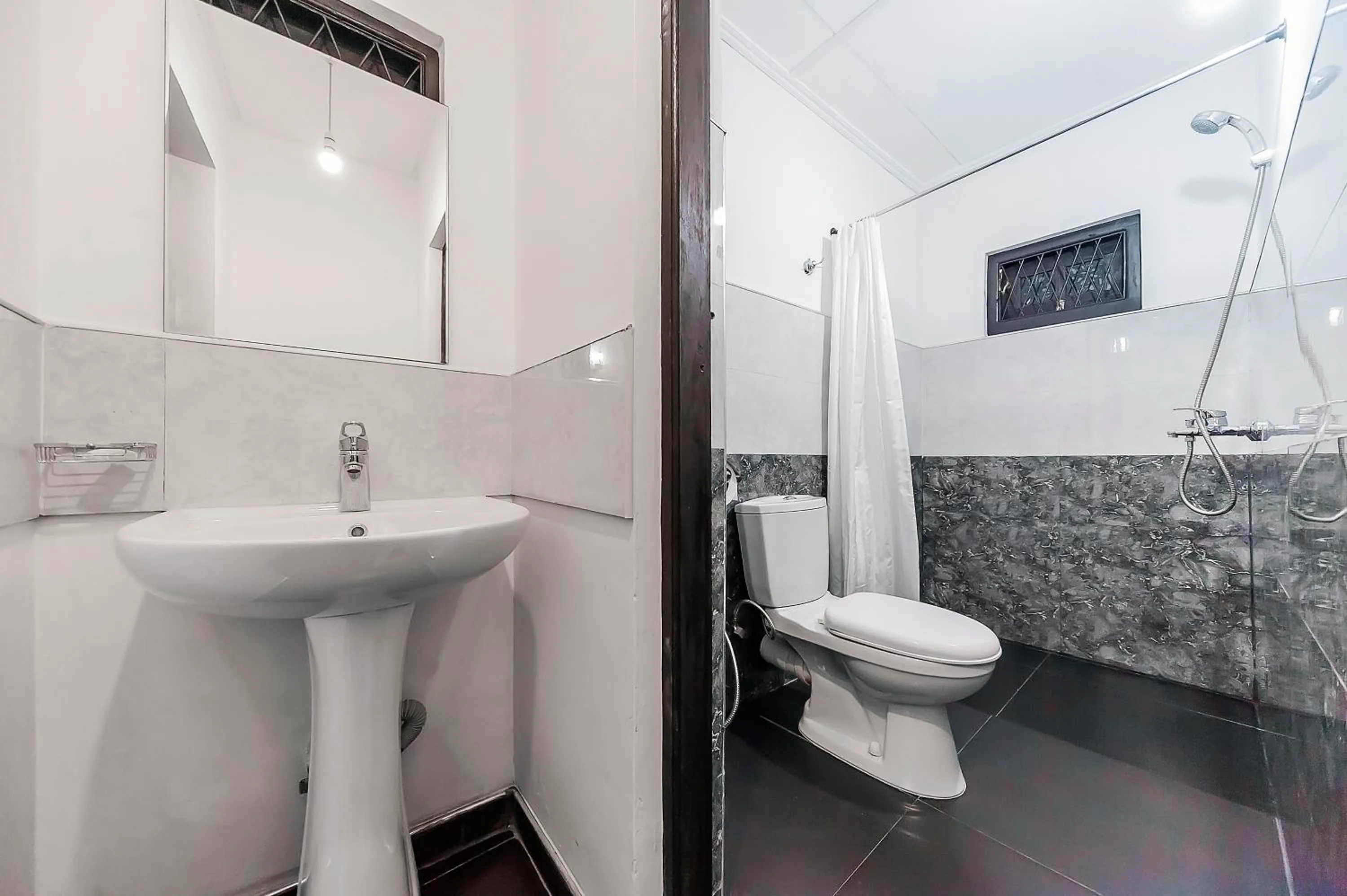 Bathroom in Cloud Inn Kandy Homestay - Near Temple of Tooth