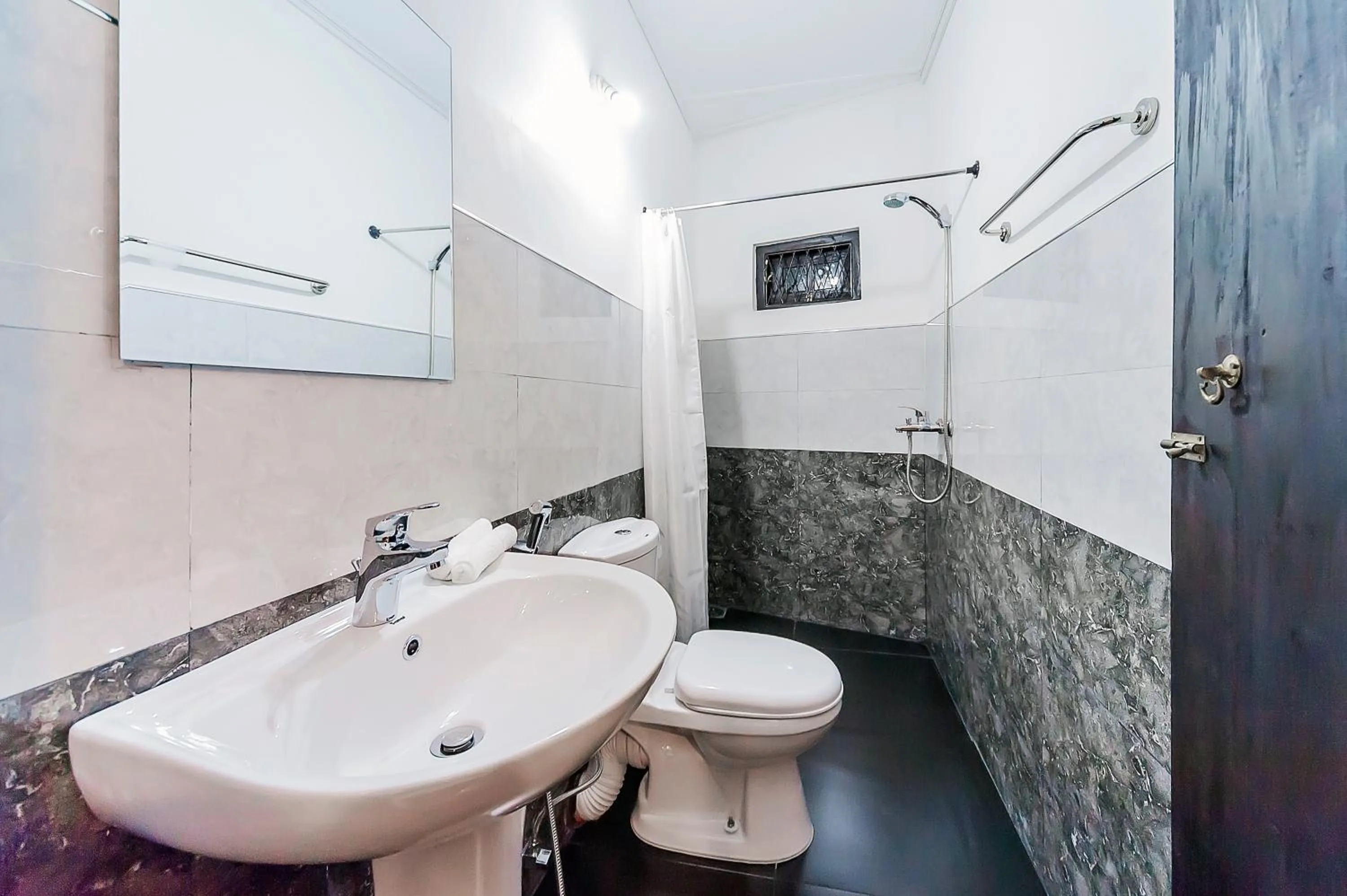 Bathroom in Cloud Inn Kandy Homestay - Near Temple of Tooth