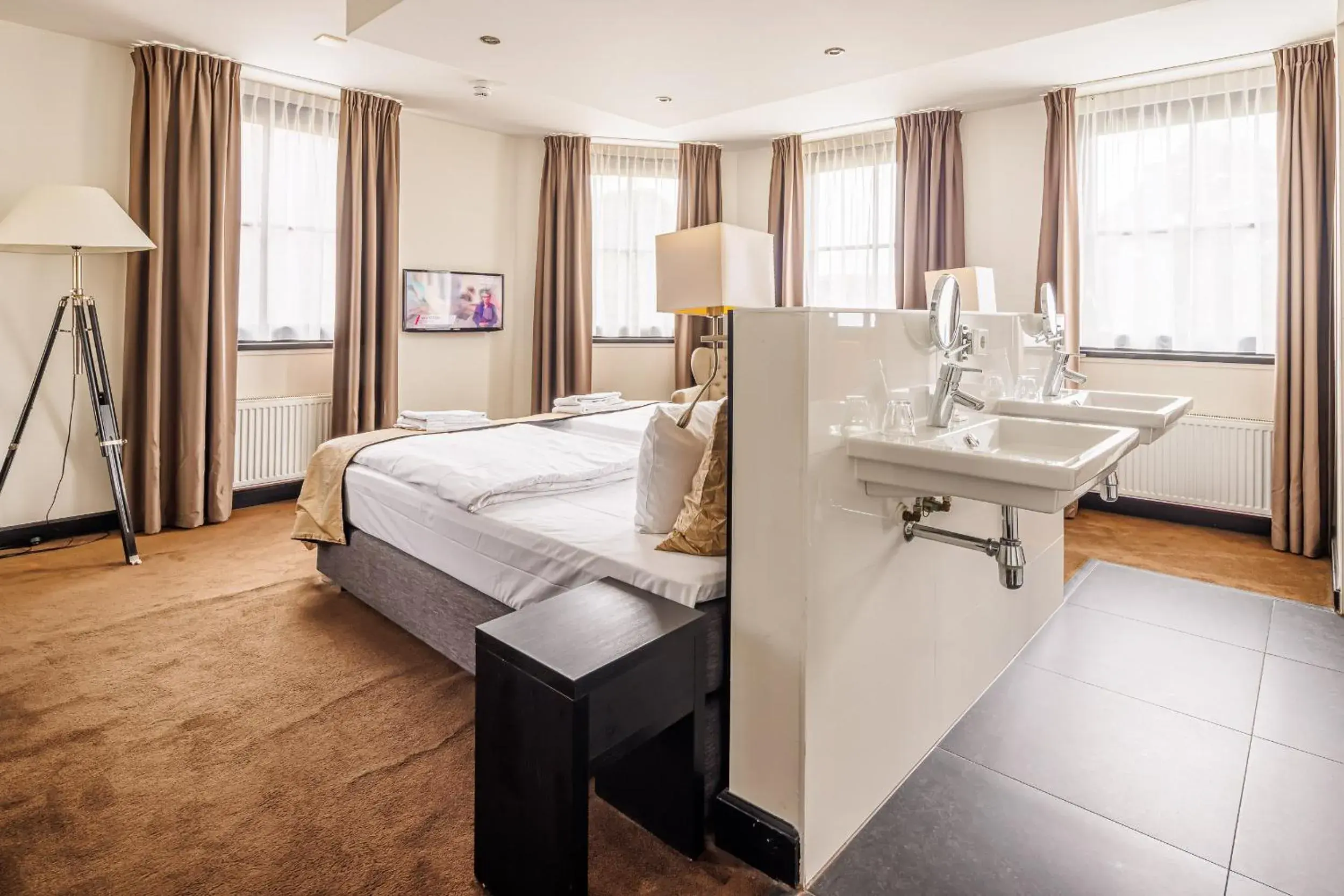 Communal lounge/ TV room, Bed in Grand Hotel Alkmaar Communal lounge/ TV room, Bed in Grand Hotel Alkmaar