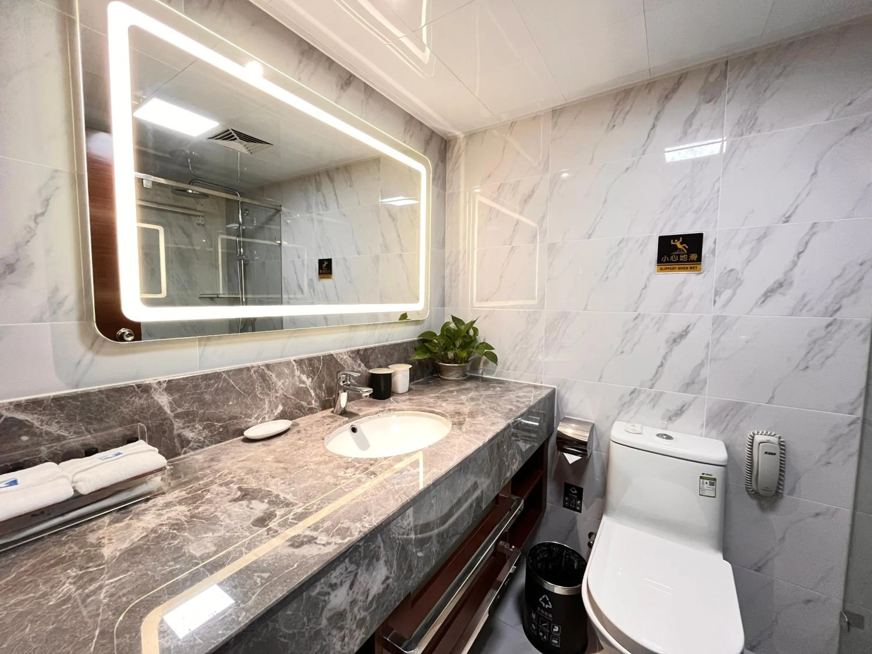 Toilet in Skyline Plaza Hotel Guangzhou