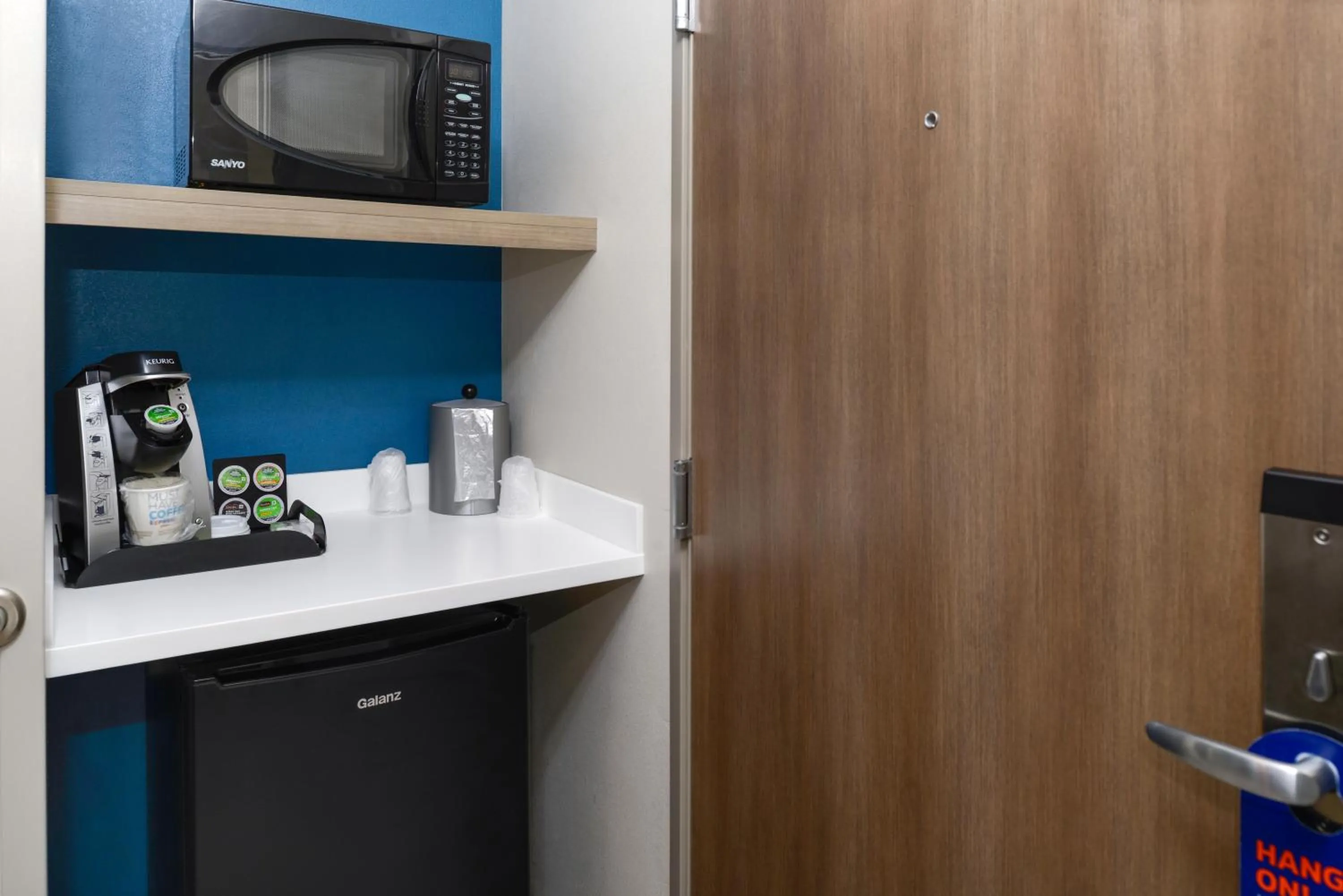 Coffee/tea facilities in Holiday Inn Express Hotel and Suites Marysville by IHG