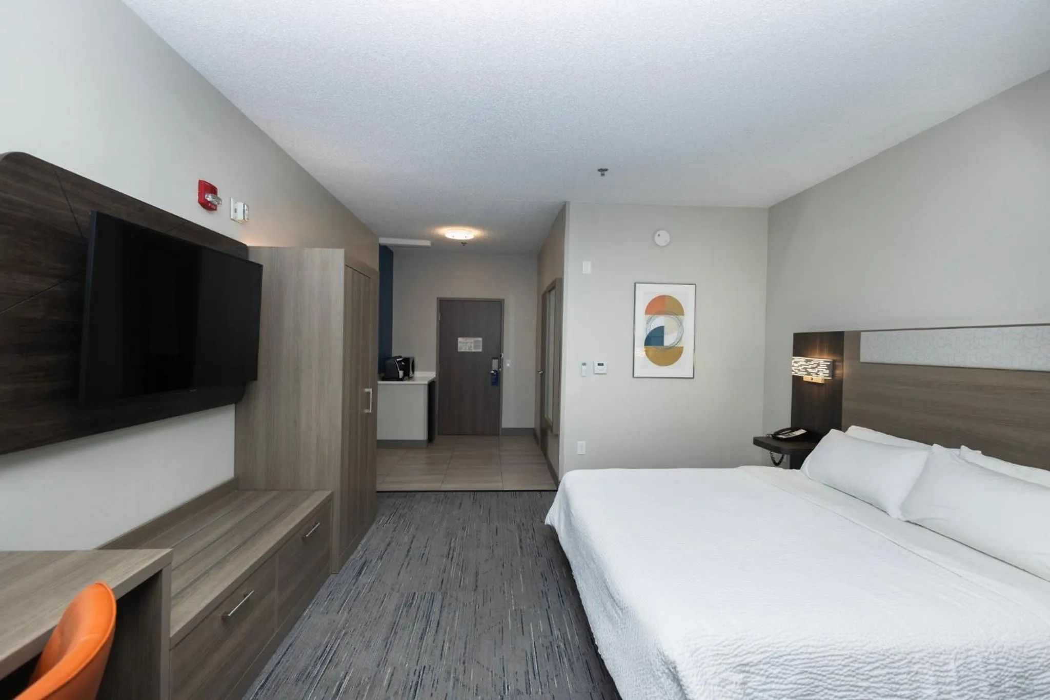 Photo of the whole room, Bed in Holiday Inn Express Hotel and Suites Marysville by IHG