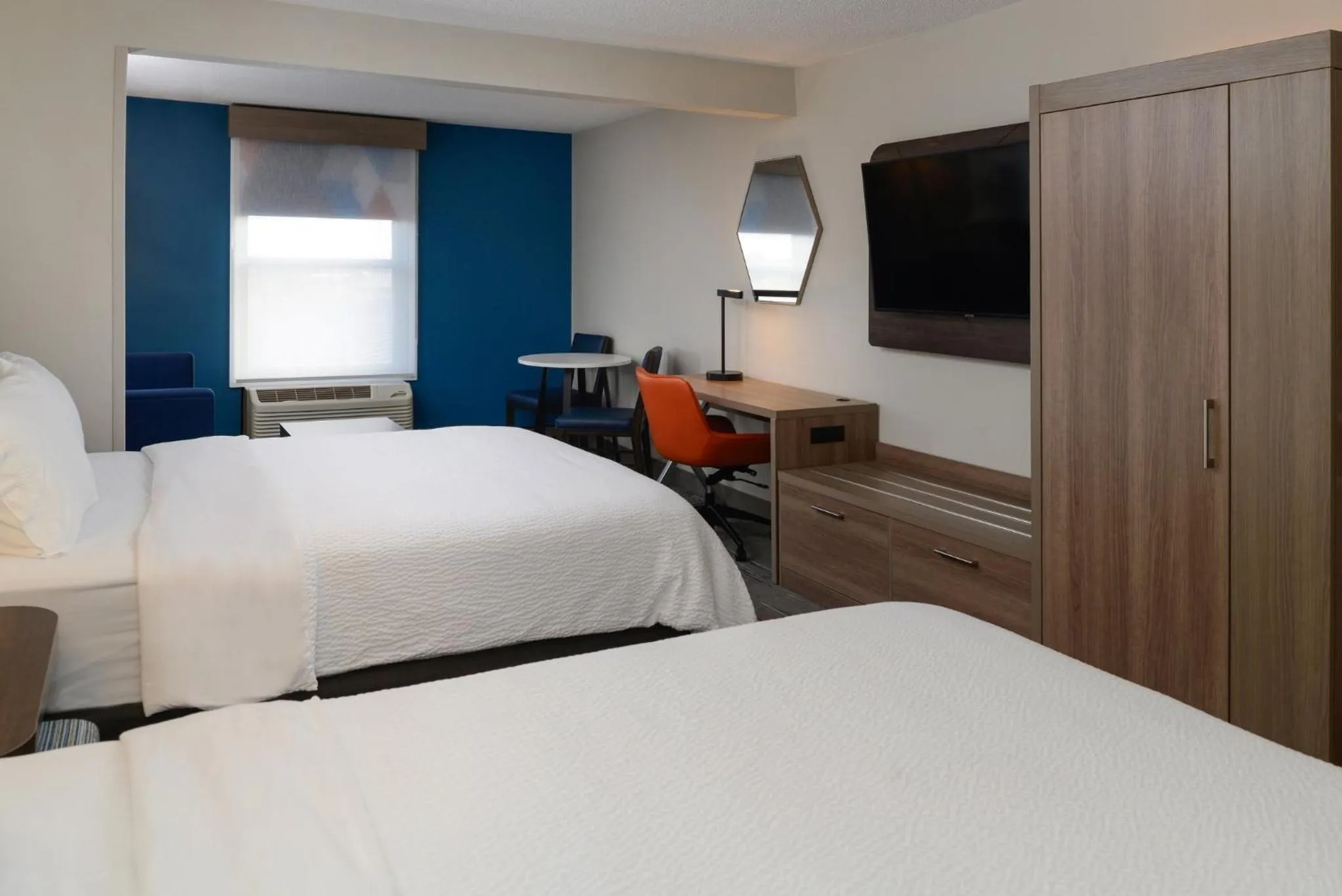Photo of the whole room, Bed in Holiday Inn Express Hotel and Suites Marysville by IHG