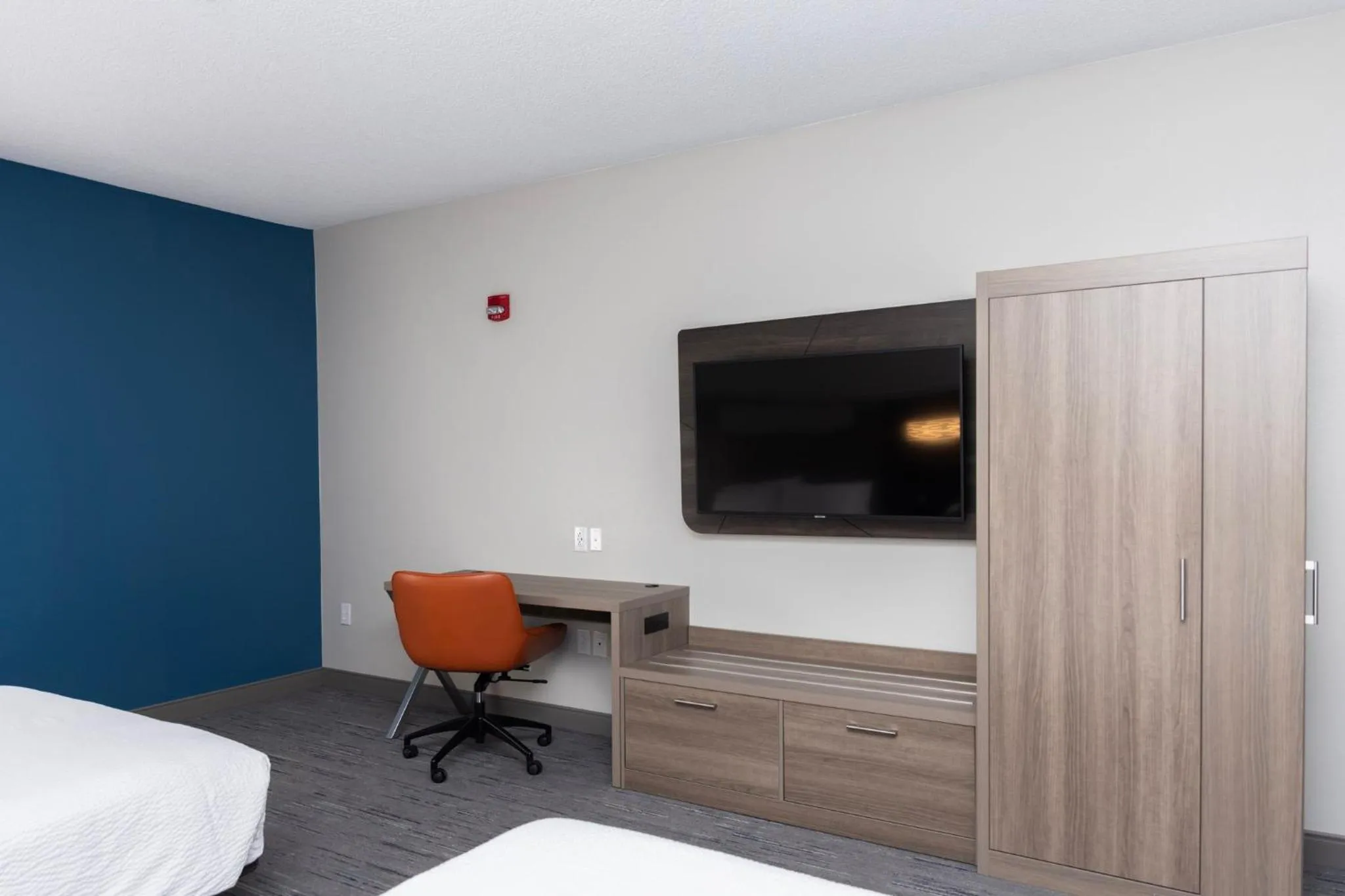 Photo of the whole room, Bed in Holiday Inn Express Hotel and Suites Marysville by IHG