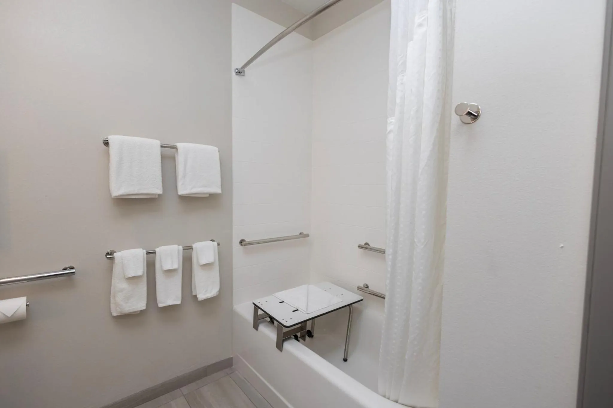 Bathroom in Holiday Inn Express Hotel and Suites Marysville by IHG