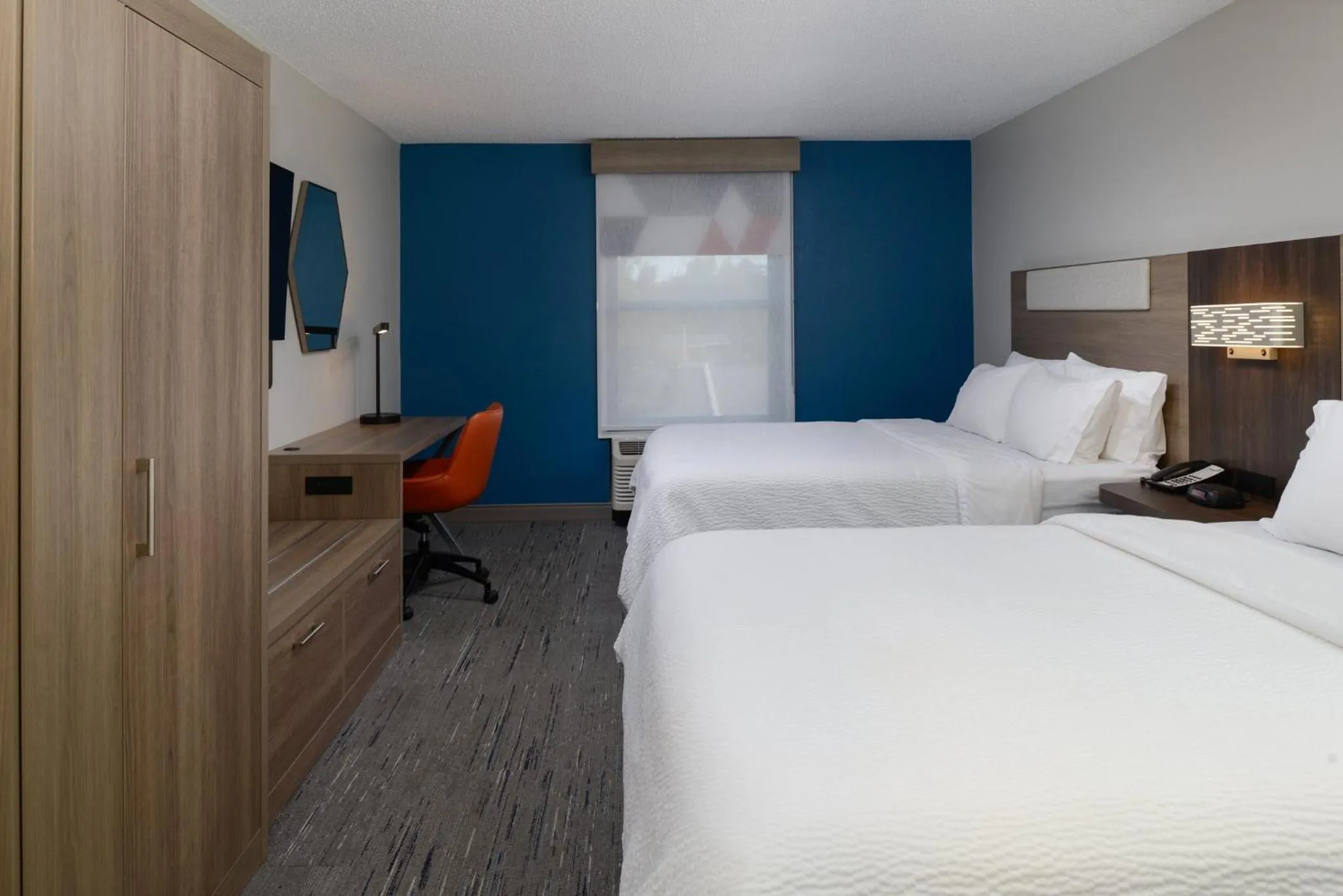 Photo of the whole room, Bed in Holiday Inn Express Hotel and Suites Marysville by IHG