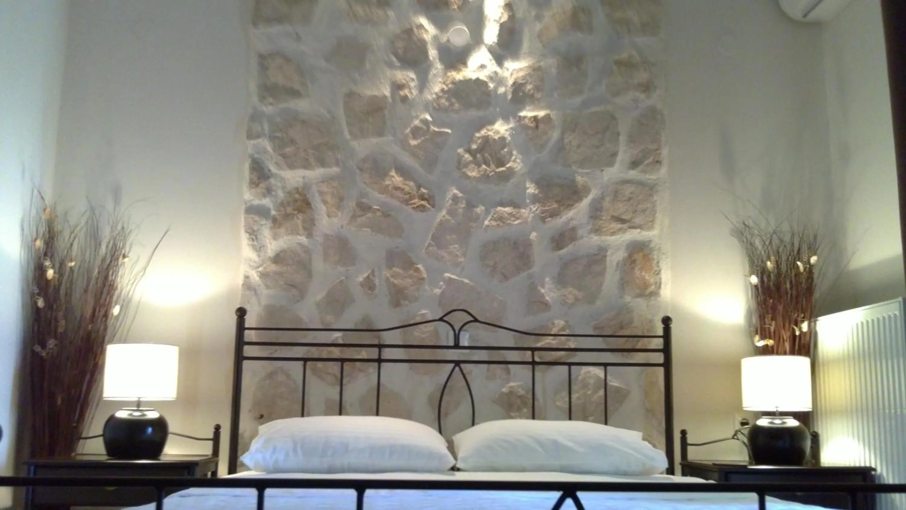 Bed in Villa Del Lago Boutique Hotel