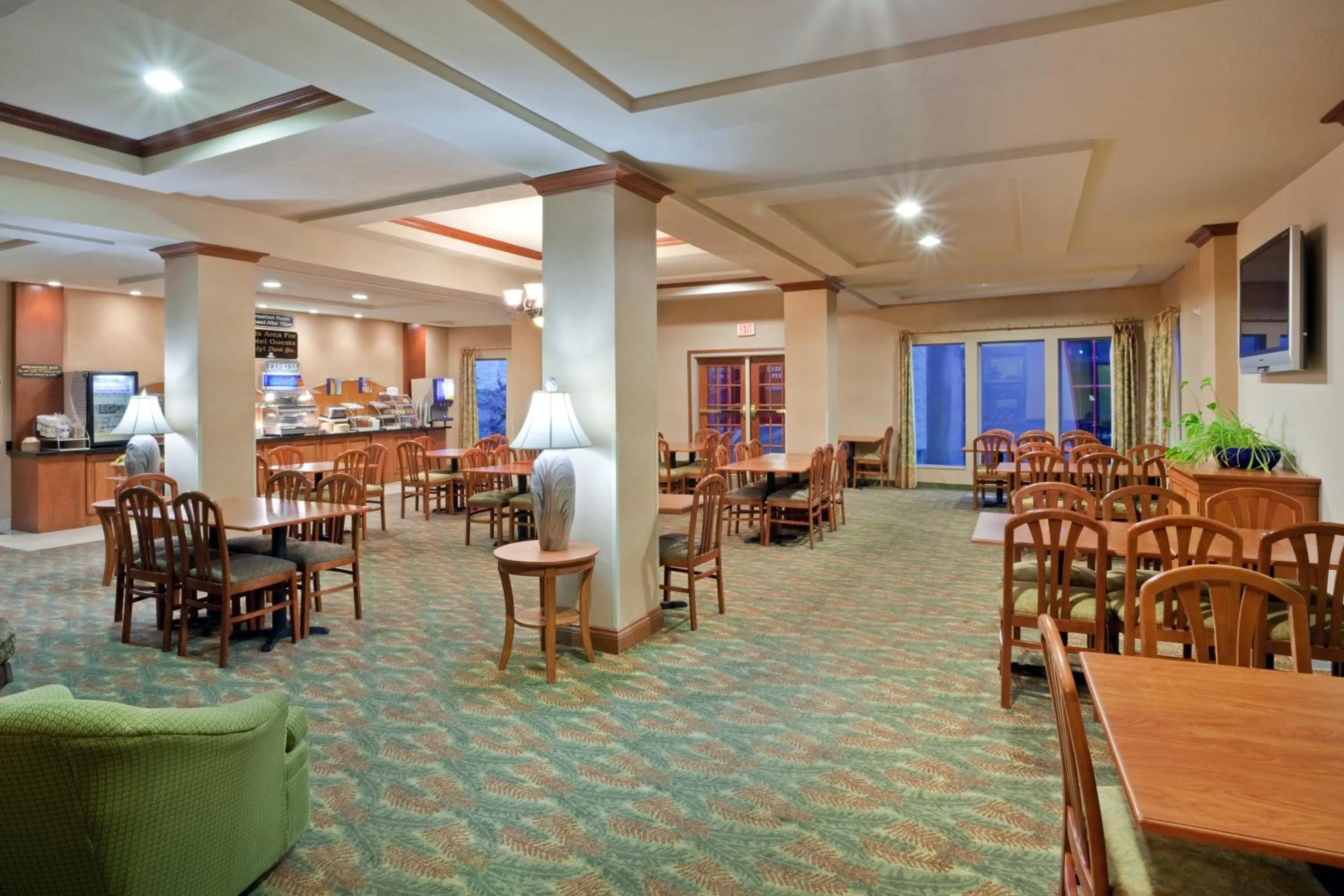 Restaurant/places to eat in Triple Play Resort Hotel & Suites