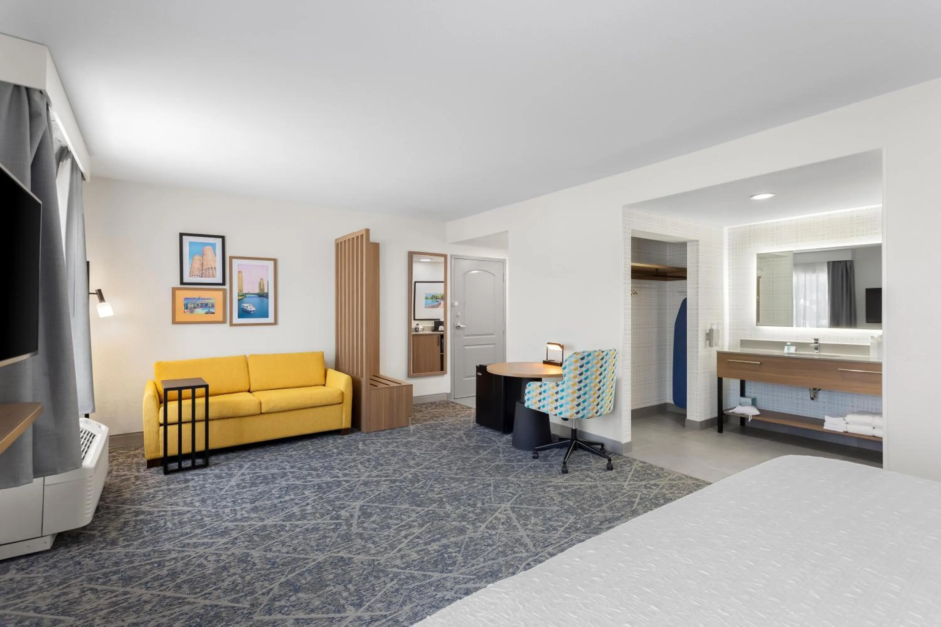 Living room, Bed in Hampton Inn & Suites Chicago Deer Park