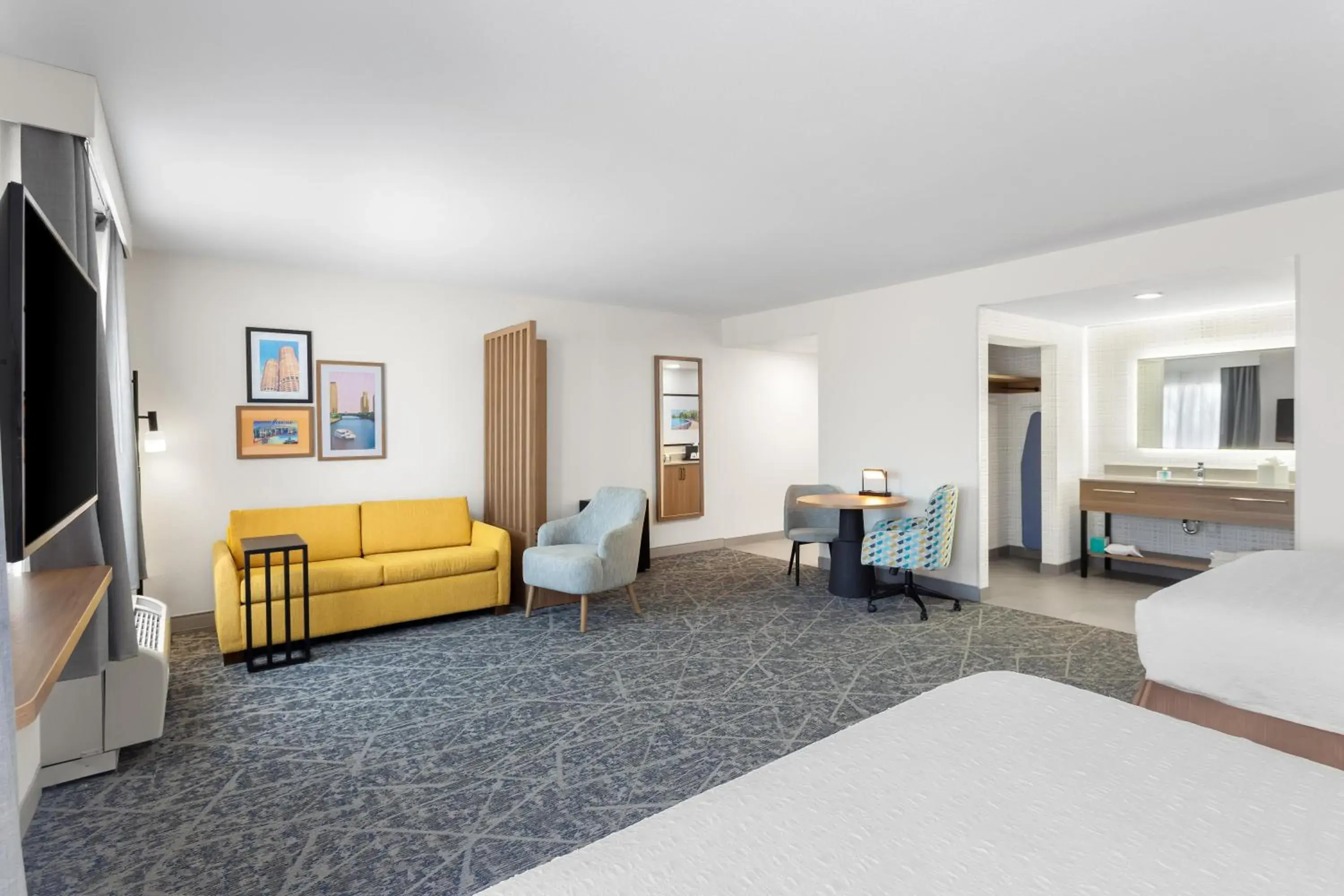 Living room, Bed in Hampton Inn & Suites Chicago Deer Park Living room, Bed in Hampton Inn & Suites Chicago Deer Park