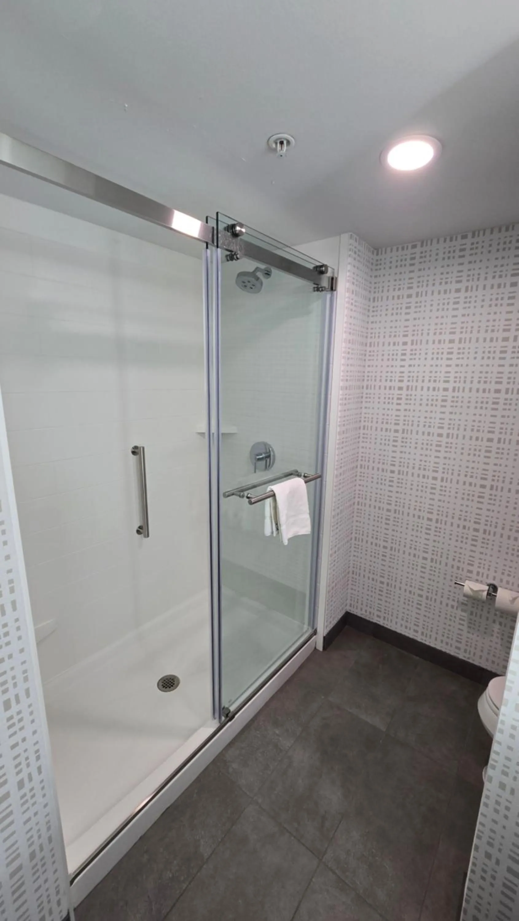 Shower in Hampton Inn & Suites Chicago Deer Park