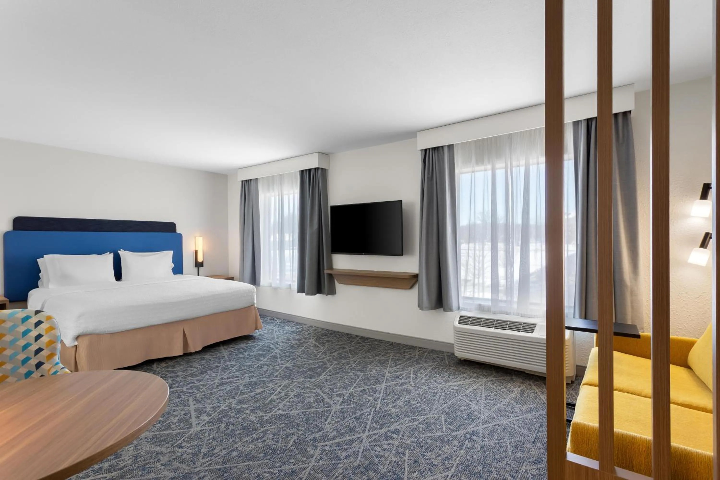 Bed in Hampton Inn & Suites Chicago Deer Park