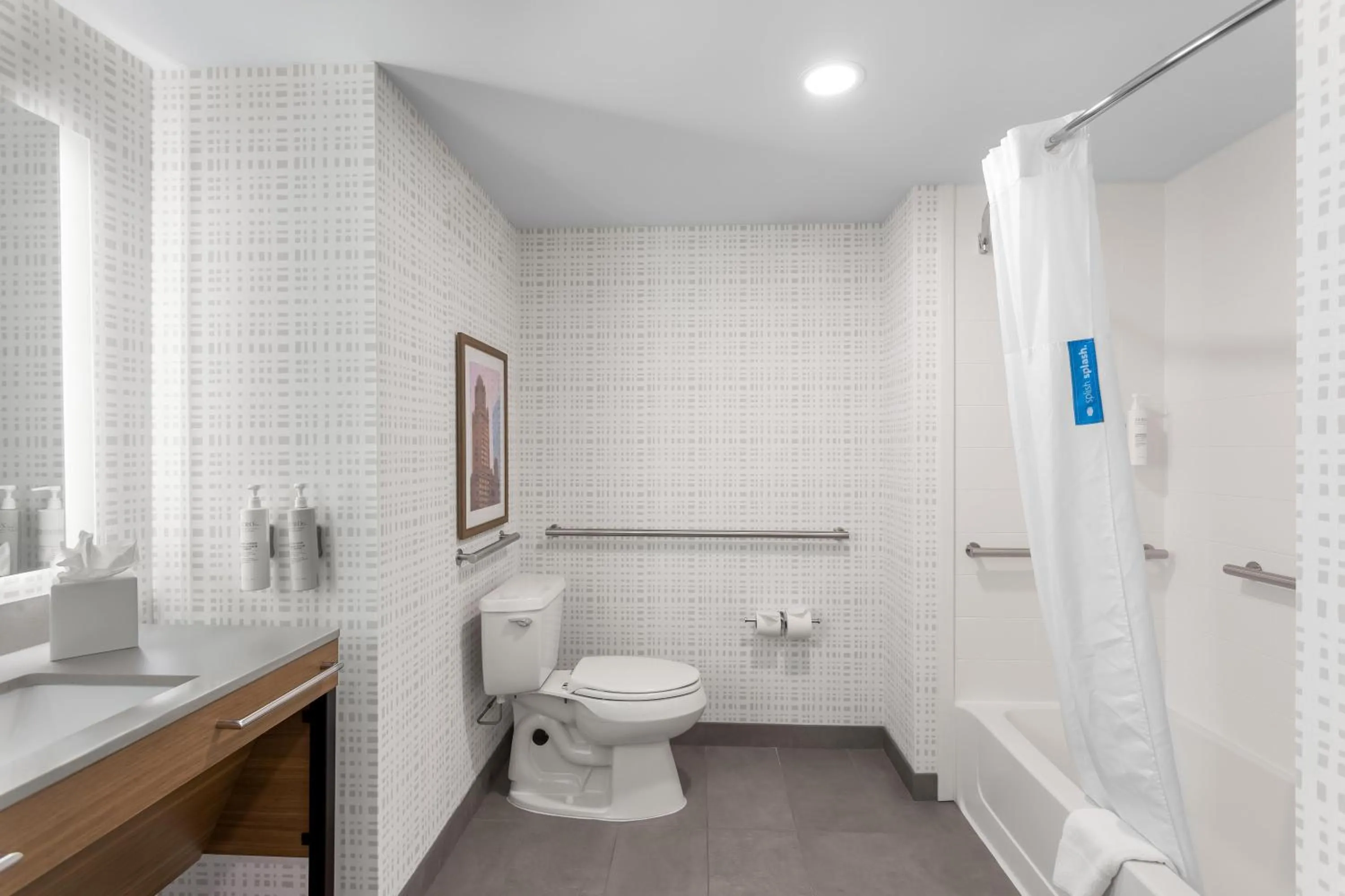 Bathroom in Hampton Inn & Suites Chicago Deer Park