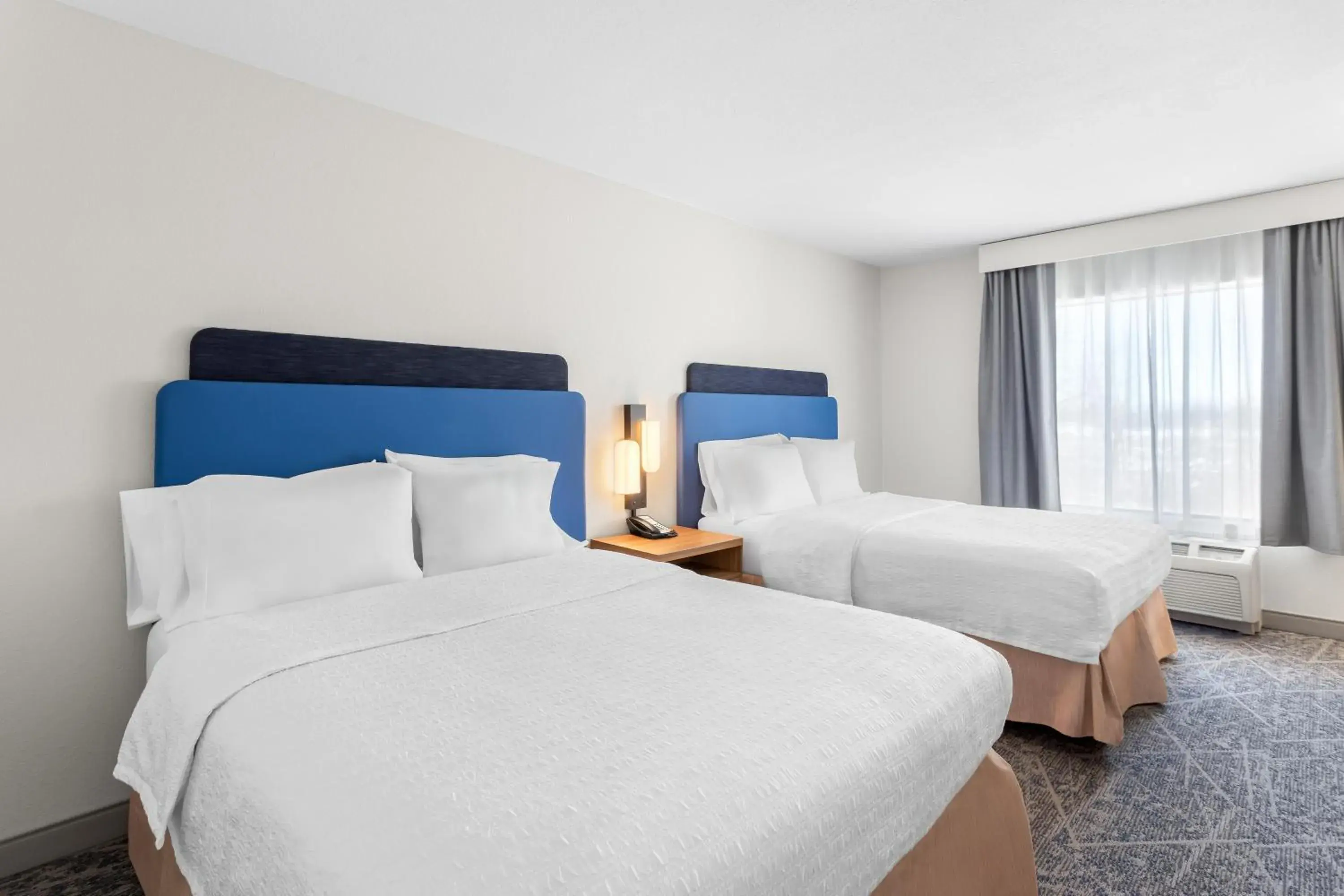 Bed in Hampton Inn & Suites Chicago Deer Park Bed in Hampton Inn & Suites Chicago Deer Park