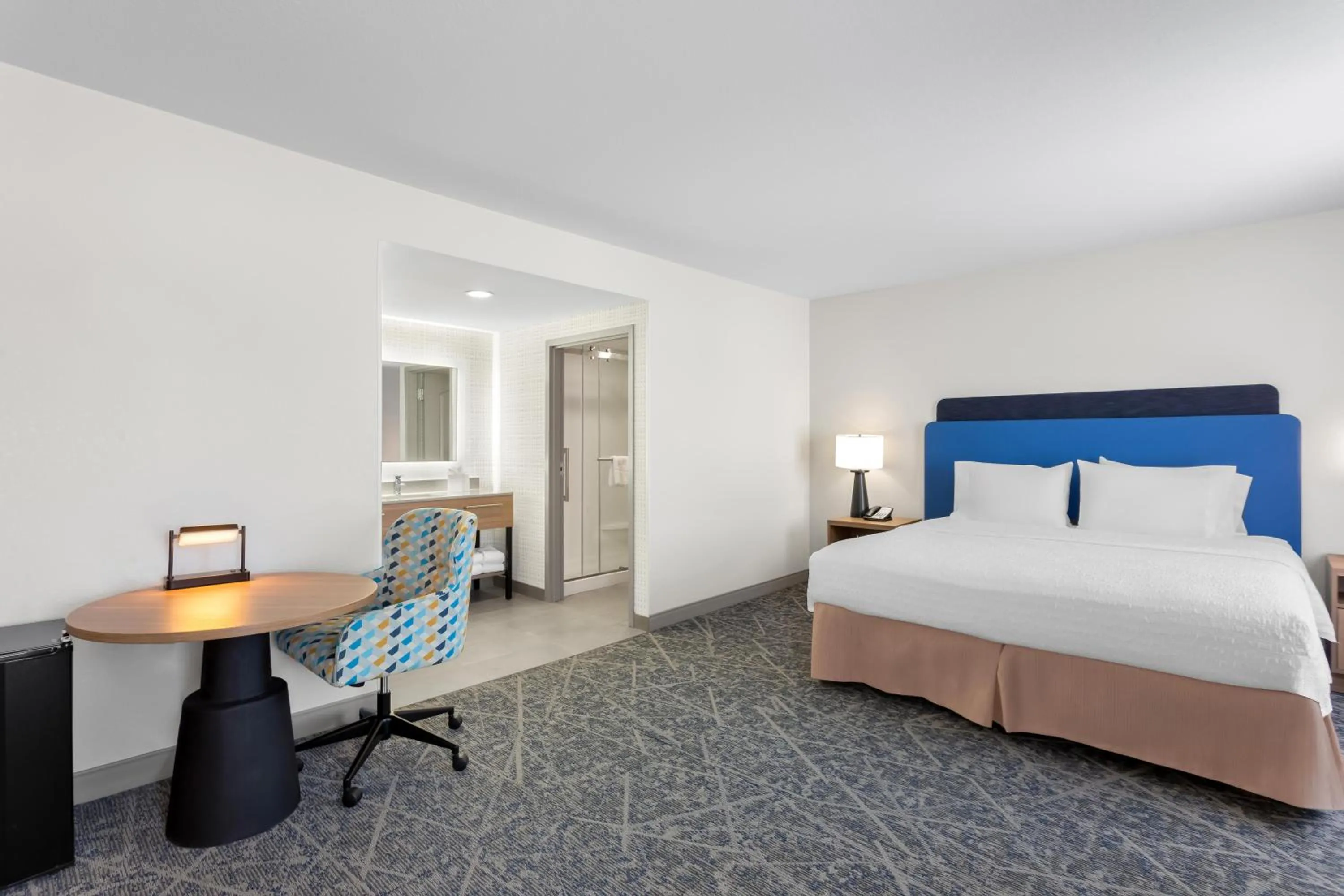 Bedroom, Bed in Hampton Inn & Suites Chicago Deer Park