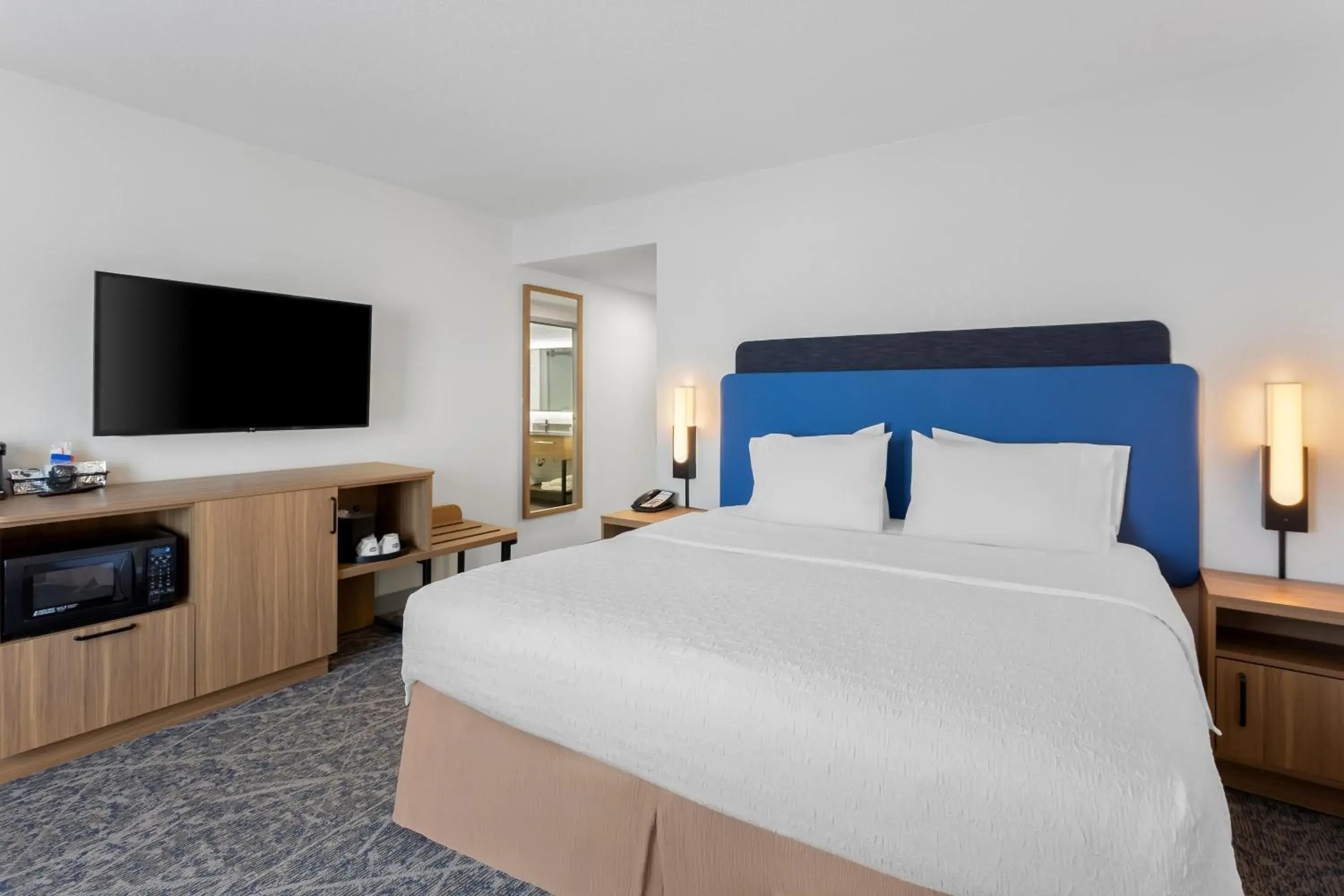 Bed in Hampton Inn & Suites Chicago Deer Park Bed in Hampton Inn & Suites Chicago Deer Park