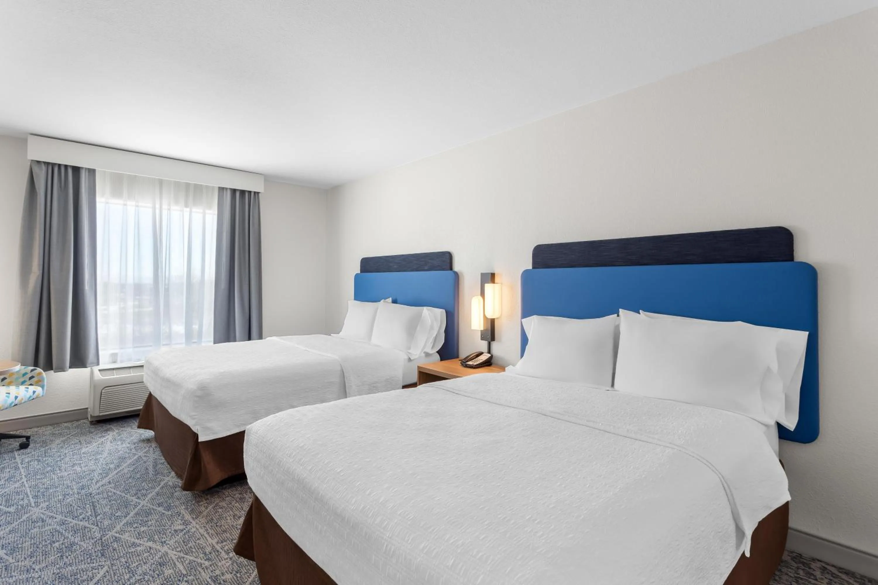 Bed in Hampton Inn & Suites Chicago Deer Park