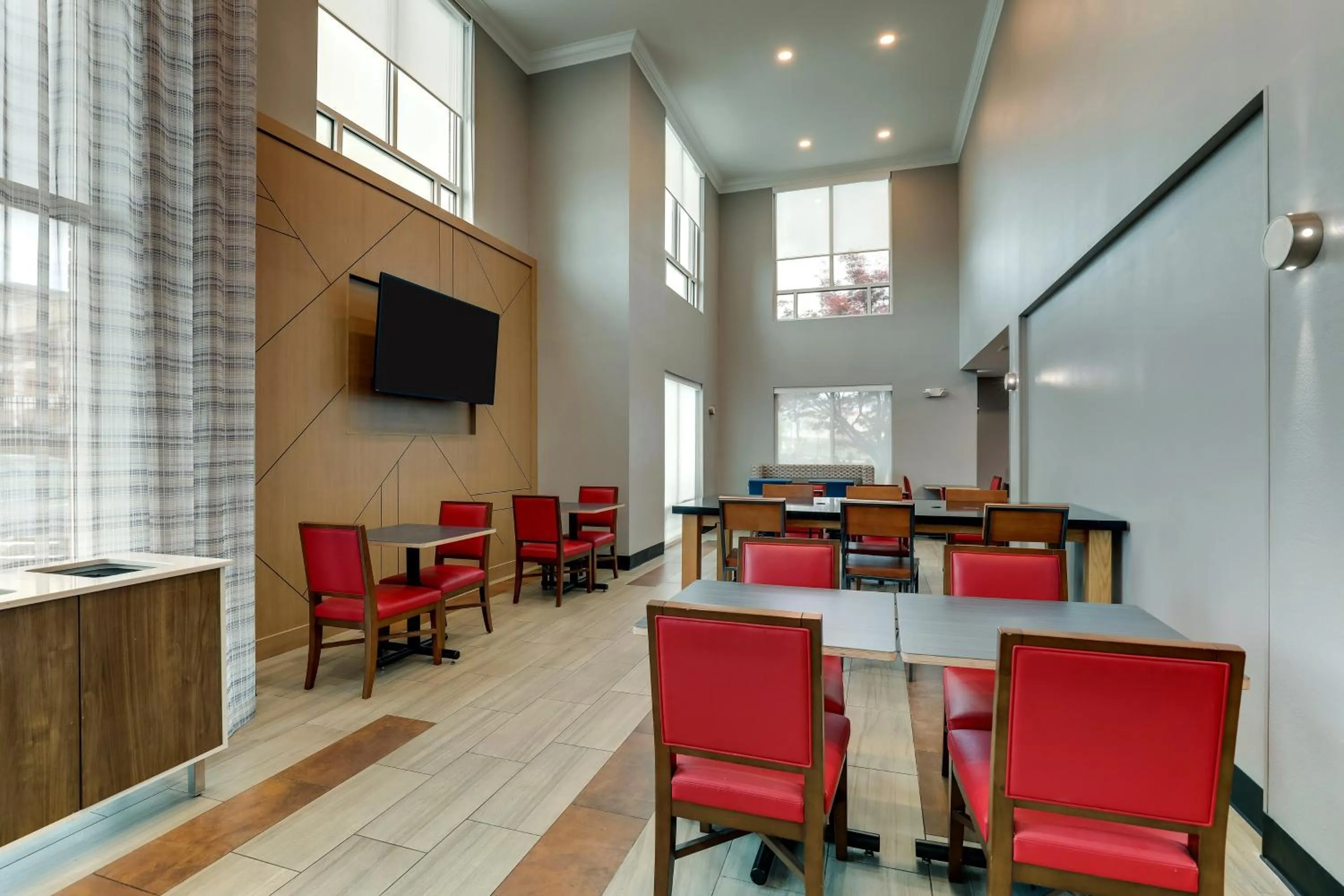 Breakfast in Holiday Inn Express Hotel & Suites Richmond by IHG