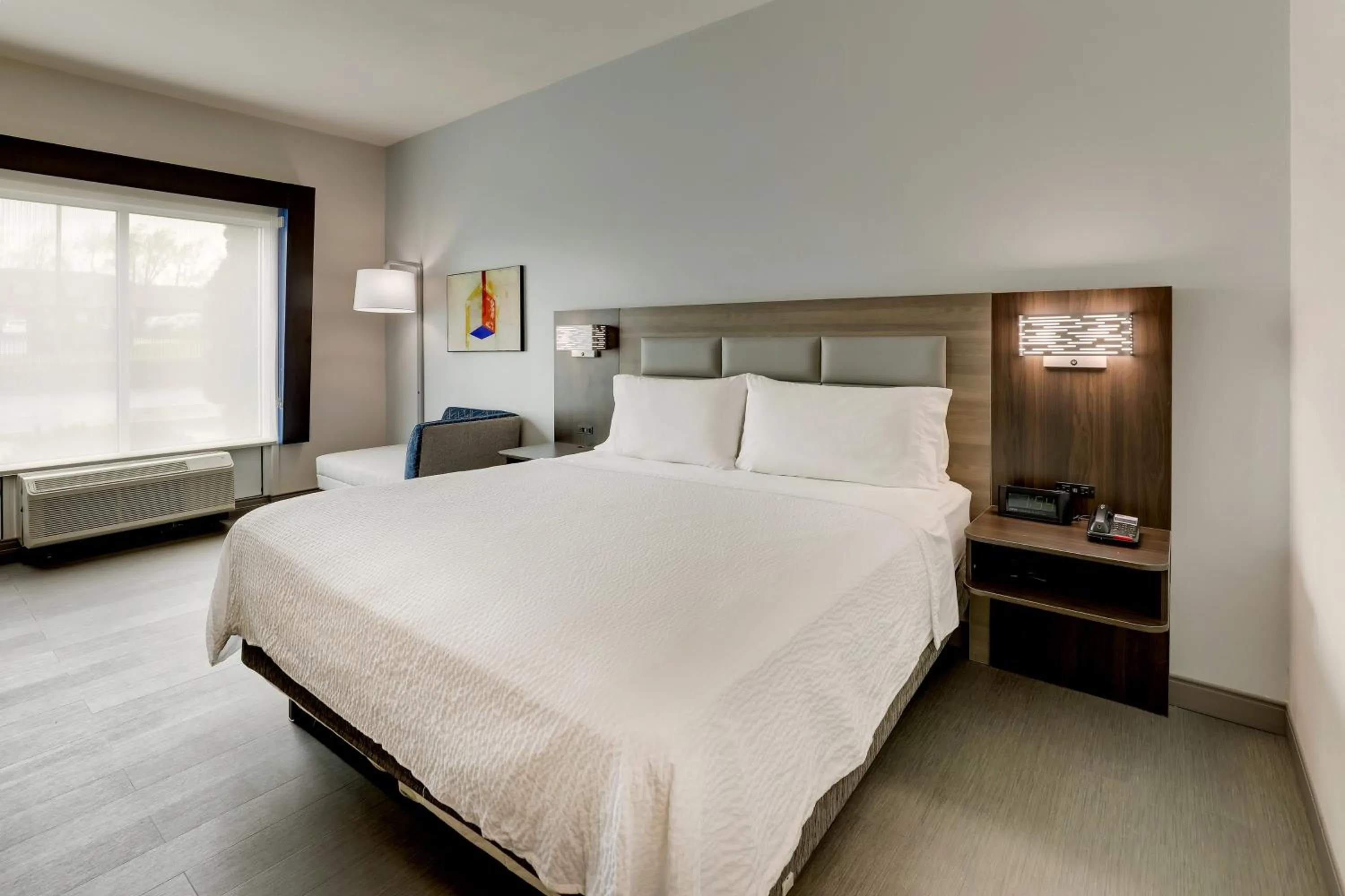 Bed in Holiday Inn Express Hotel & Suites Richmond by IHG