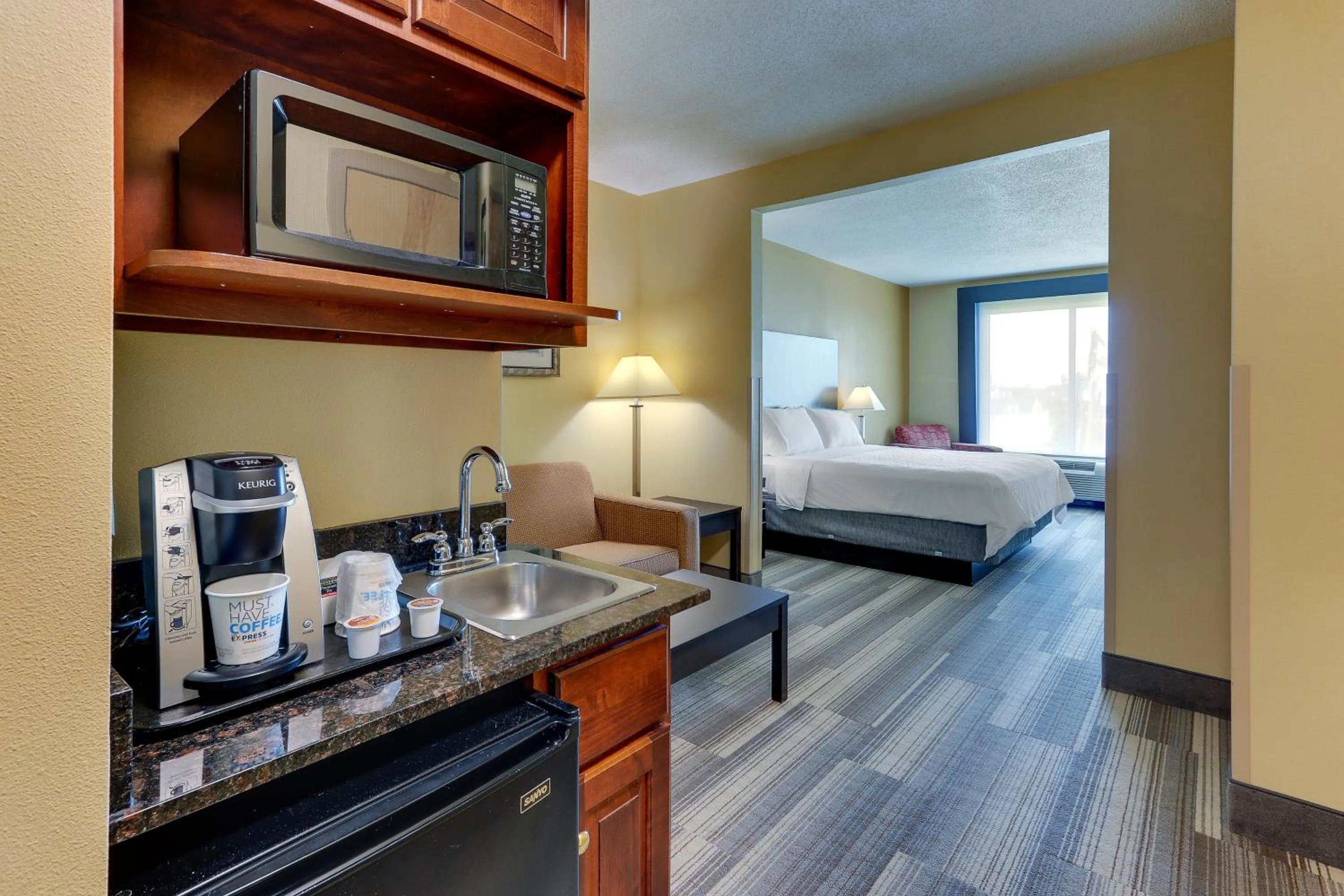 Photo of the whole room, Bed in Holiday Inn Express Hotel & Suites Richmond by IHG