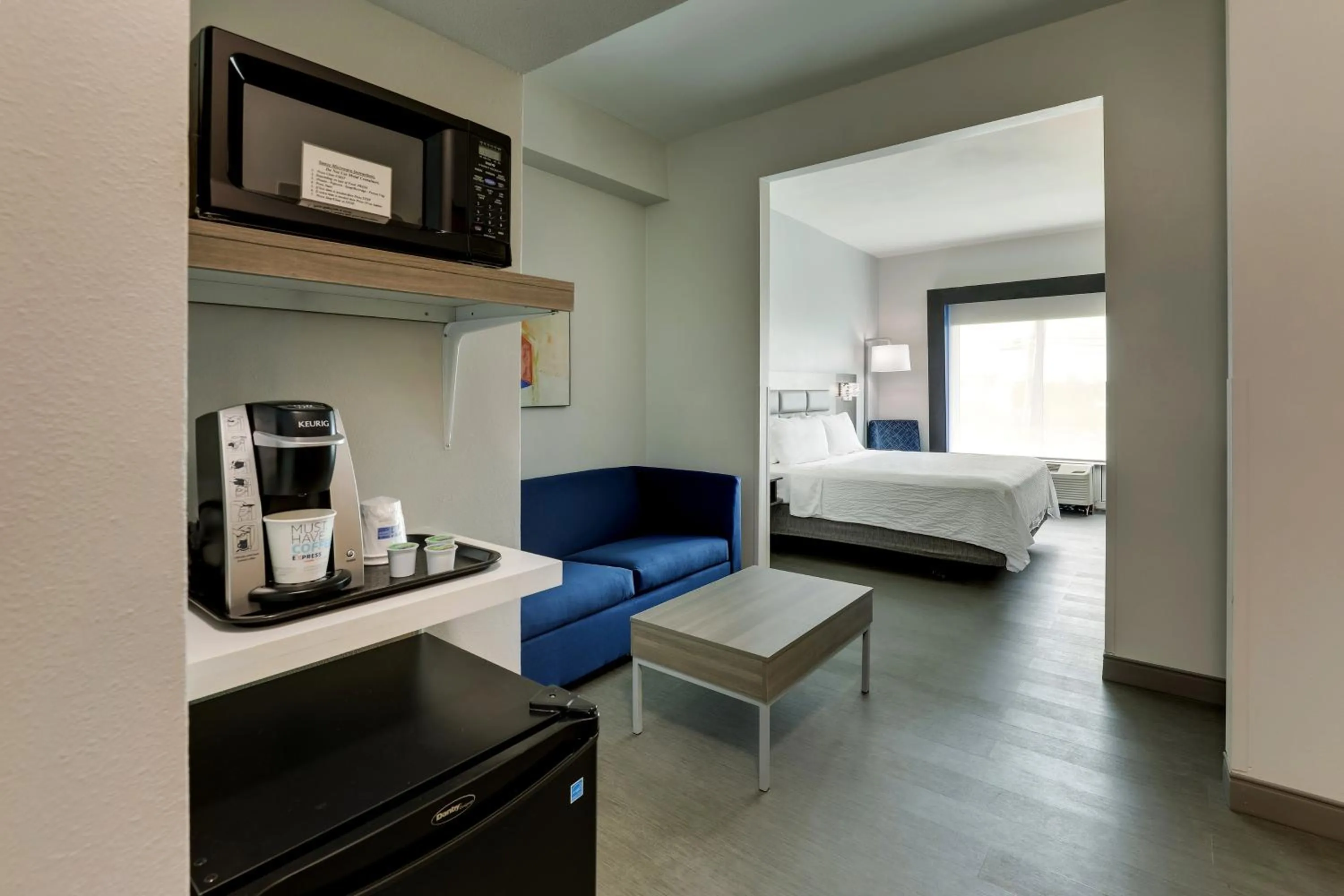 Coffee/tea facilities, Bed in Holiday Inn Express Hotel & Suites Richmond by IHG