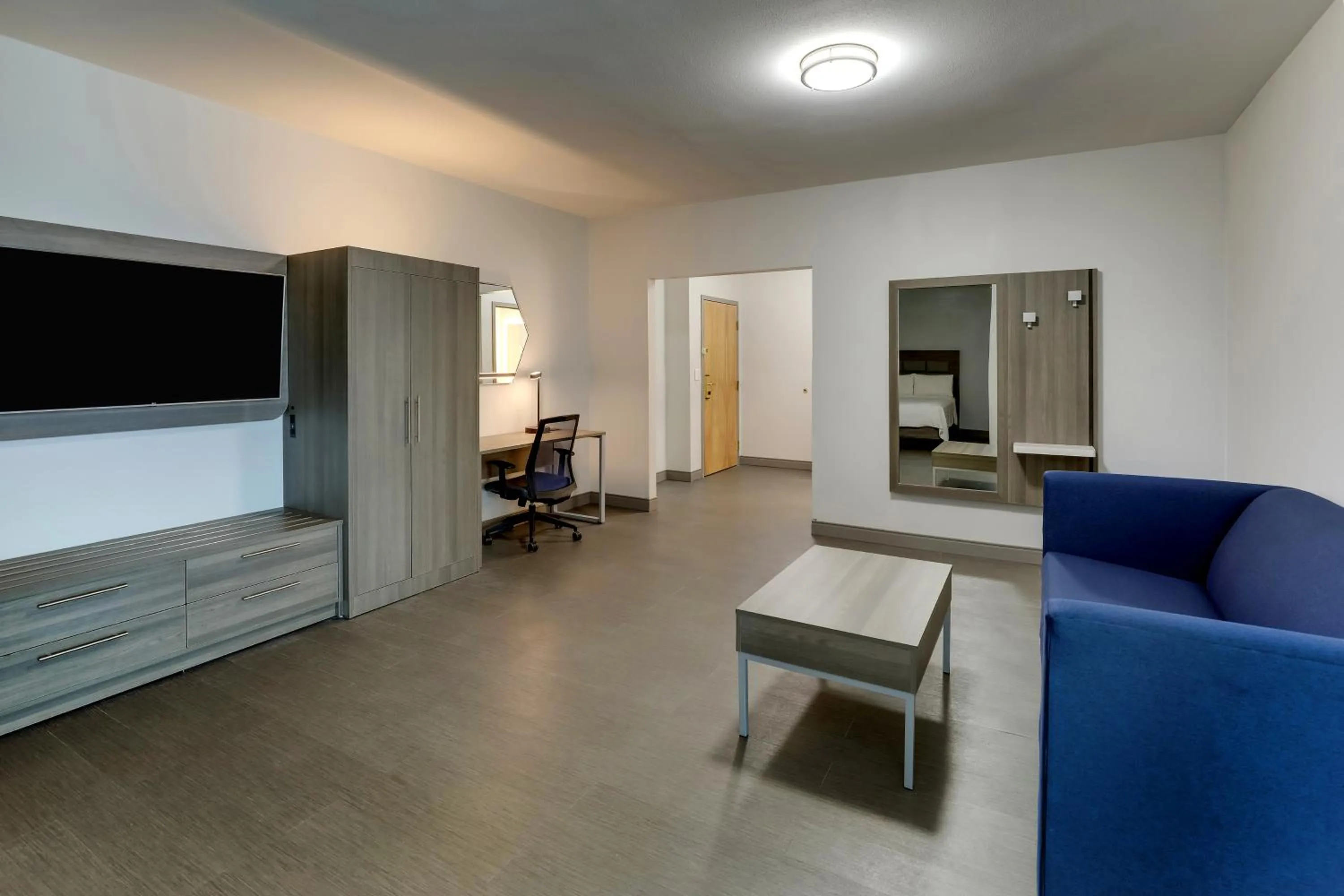 Bedroom in Holiday Inn Express Hotel & Suites Richmond by IHG