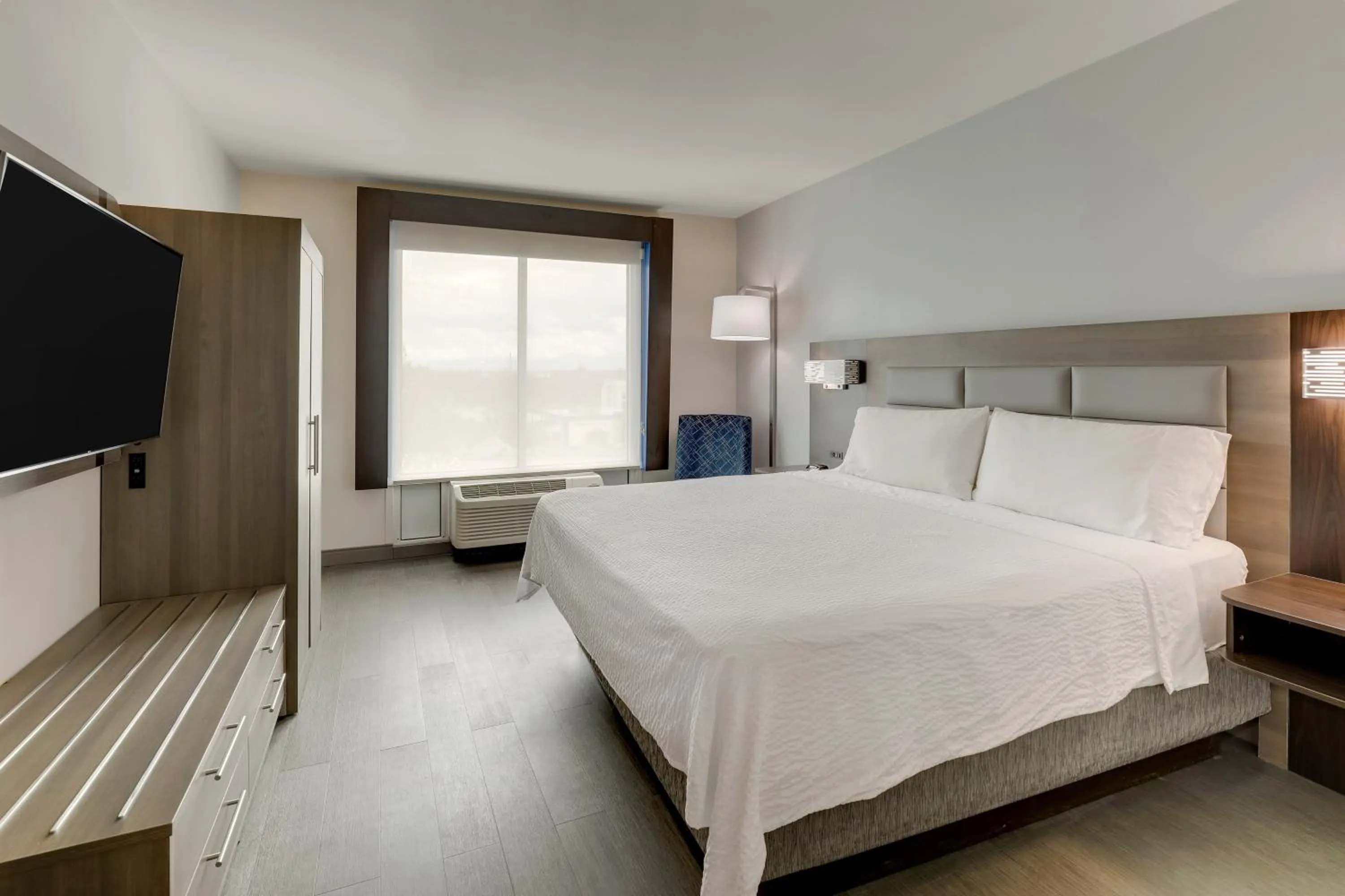 Photo of the whole room, Bed in Holiday Inn Express Hotel & Suites Richmond by IHG
