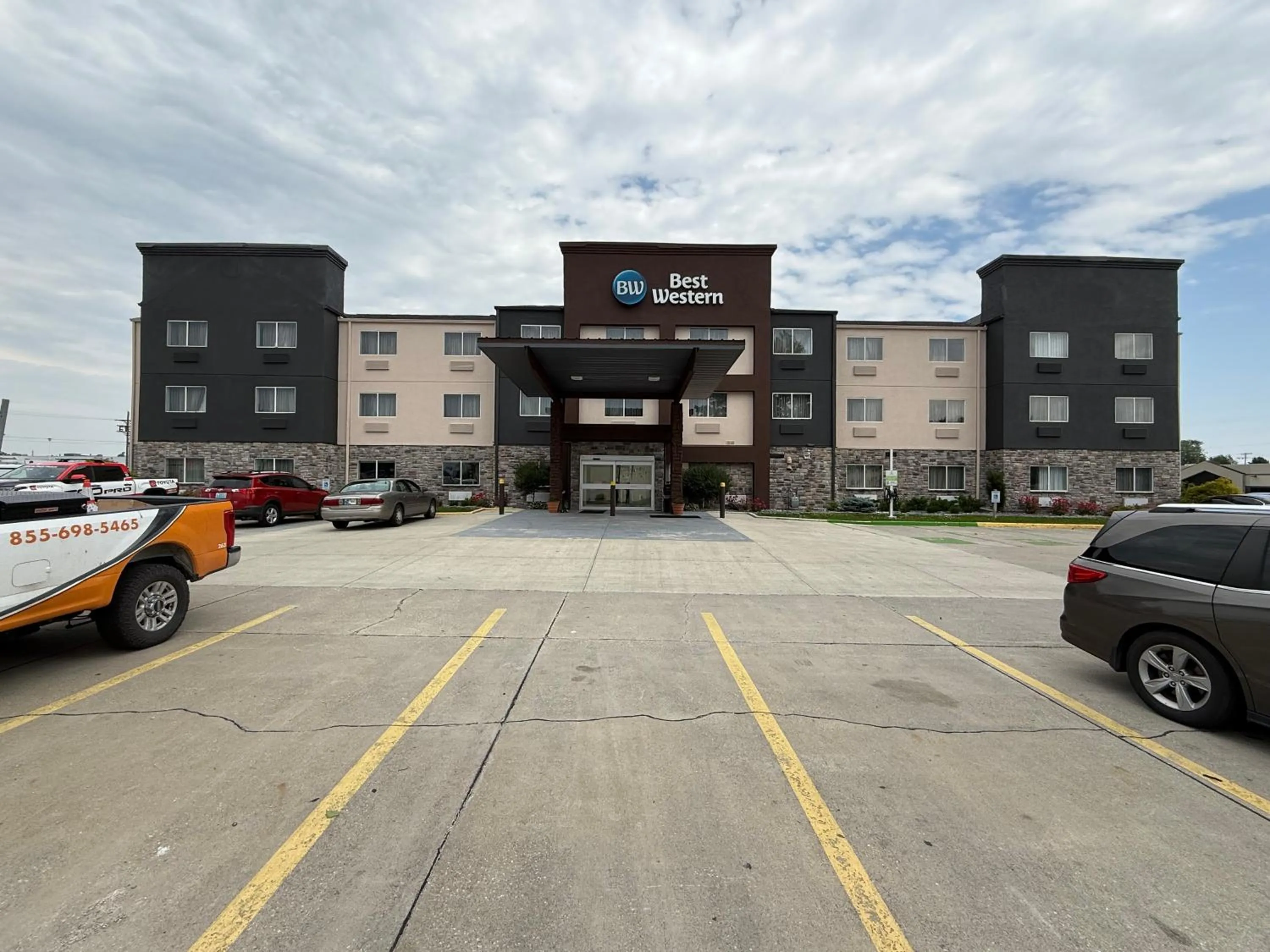 Property building in Best Western Kokomo Hotel