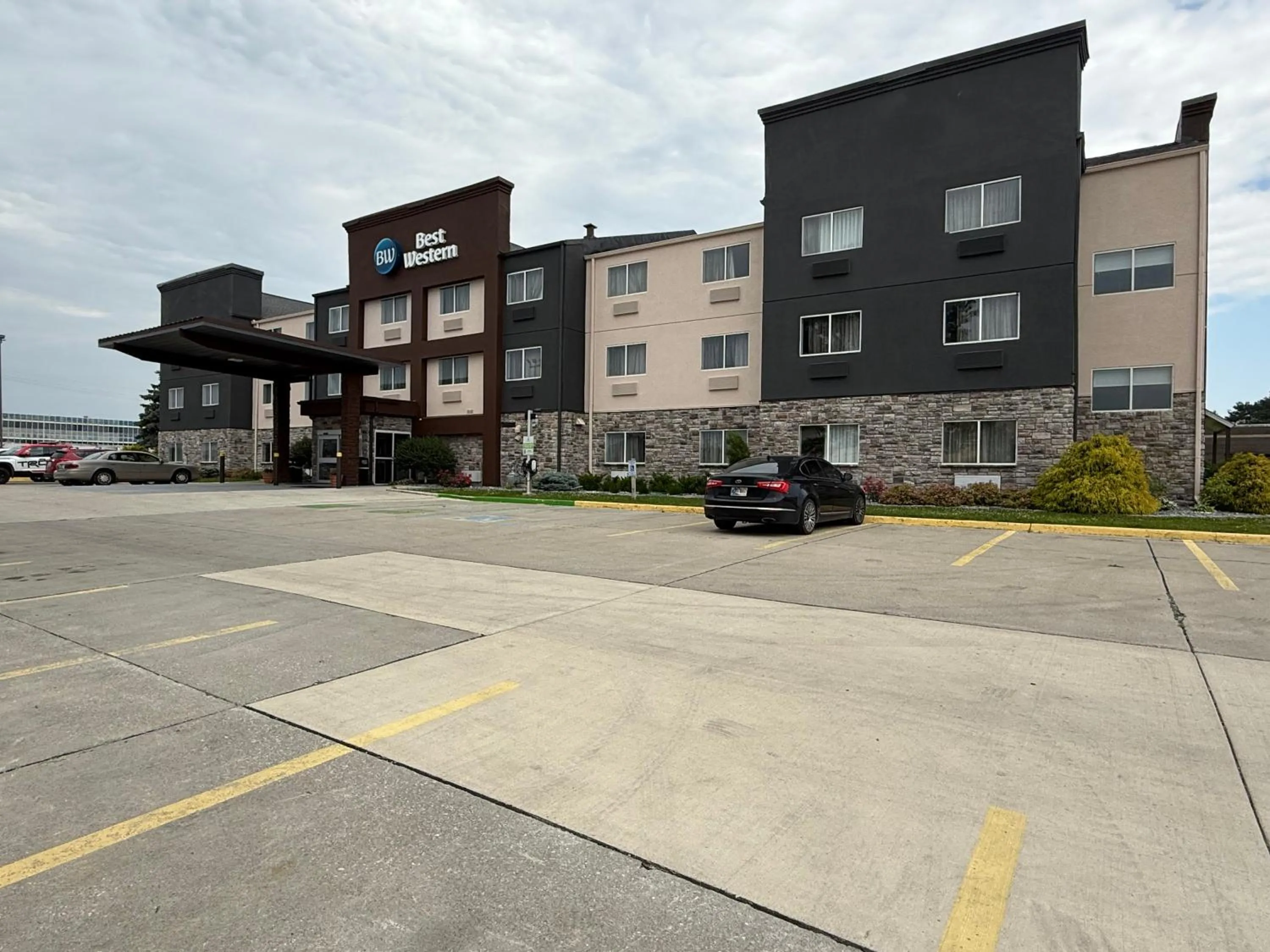 Property building in Best Western Kokomo Hotel