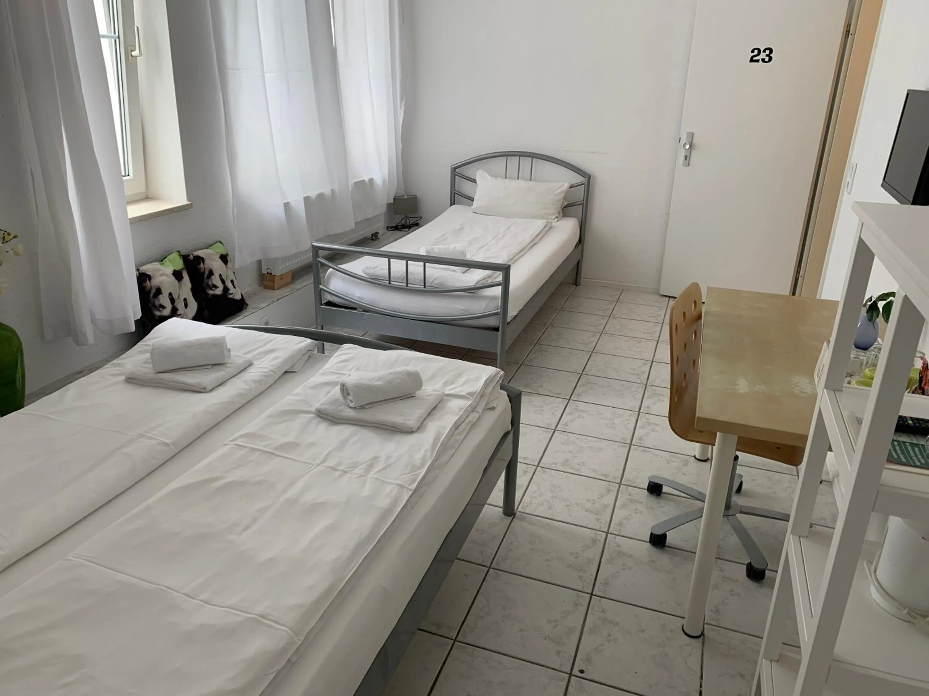 Triple Room with Private Bathroom in Hotel Capitol Zentrum - 24h -