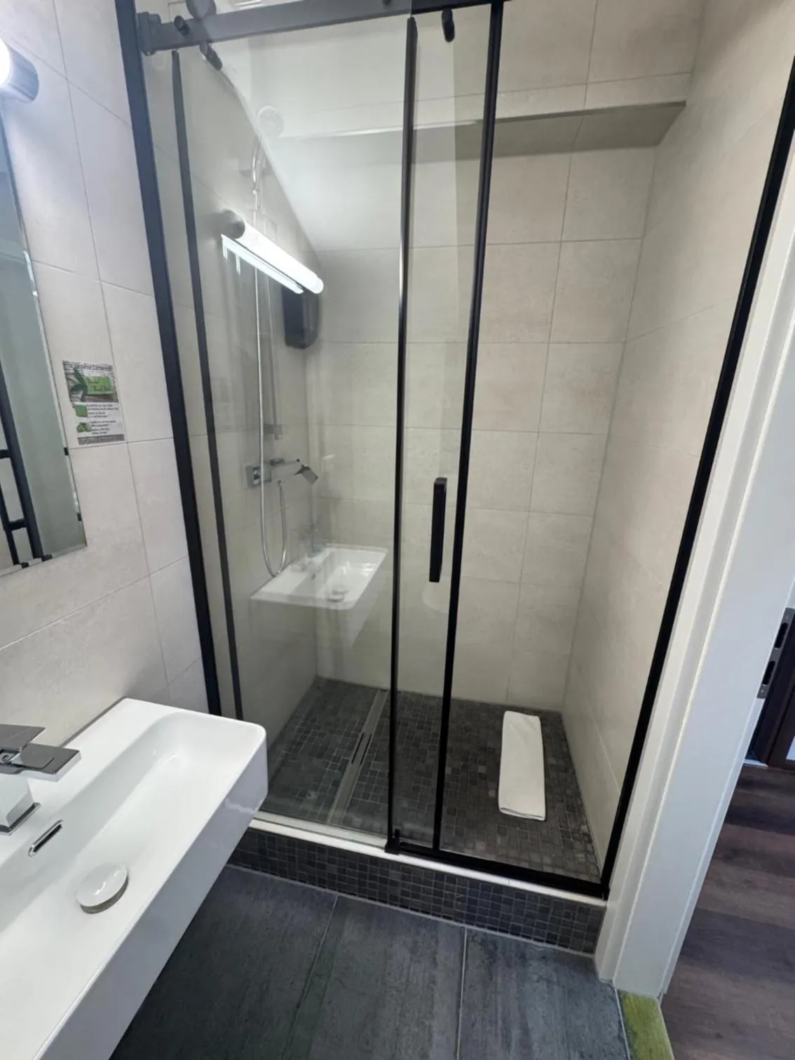Shower in Hotel Capitol Zentrum - 24h -