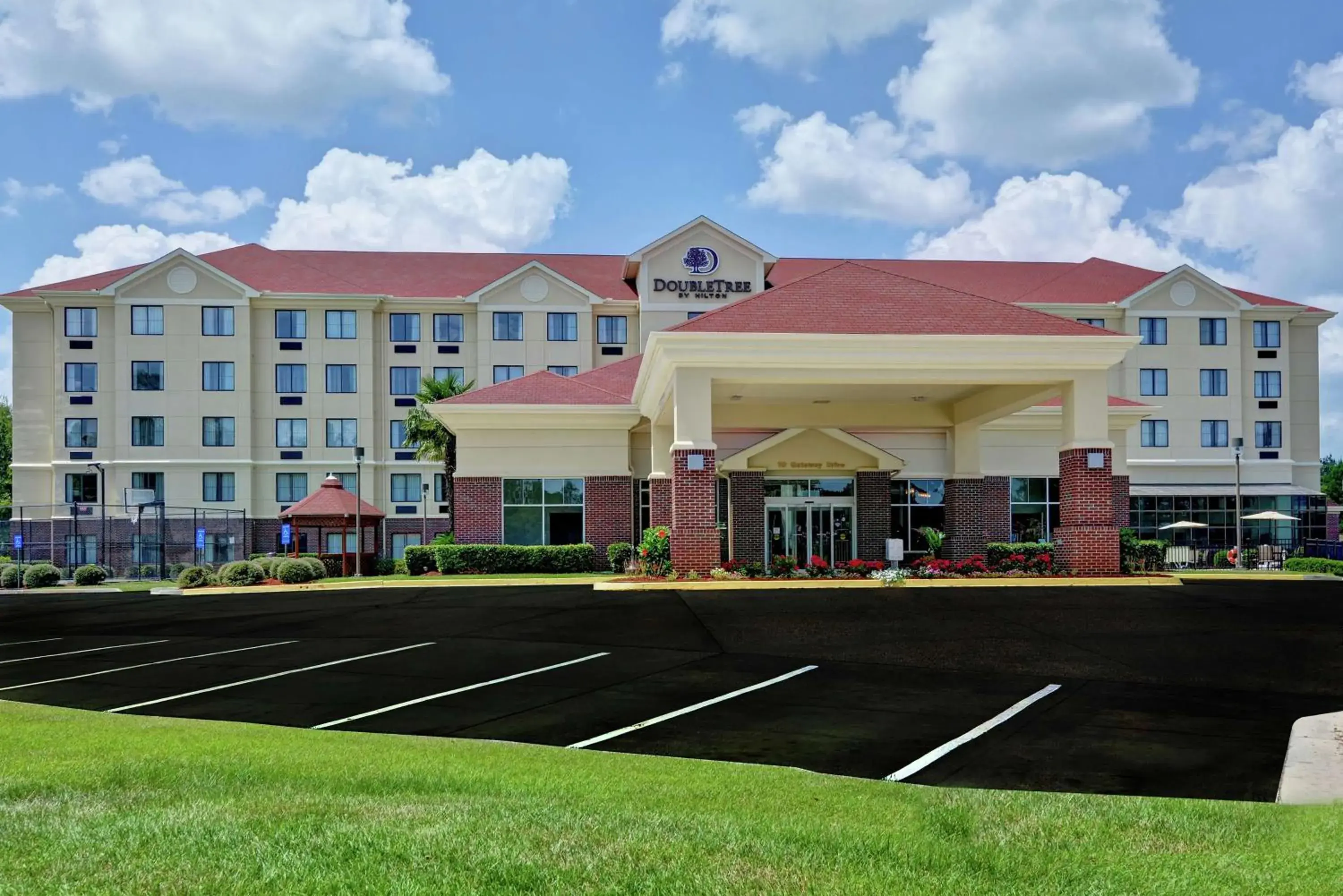 Property building in DoubleTree by Hilton Hattiesburg, MS Property building in DoubleTree by Hilton Hattiesburg, MS