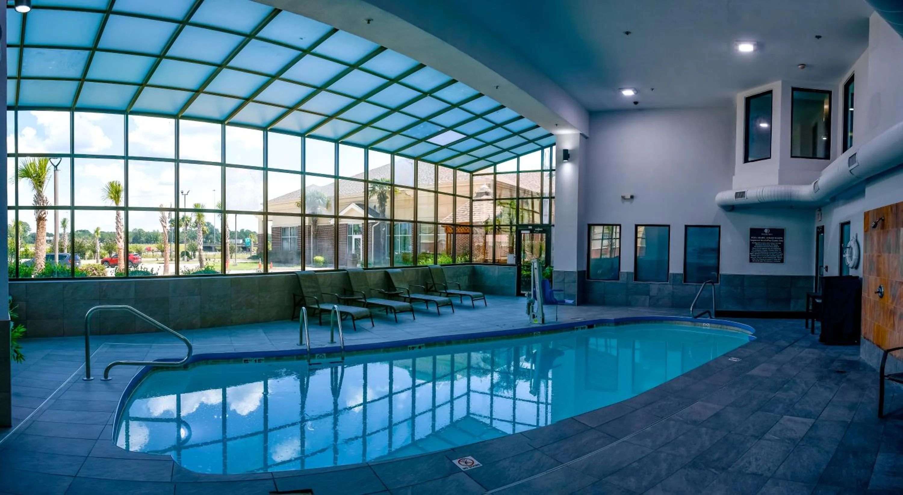 Swimming pool in DoubleTree by Hilton Hattiesburg, MS