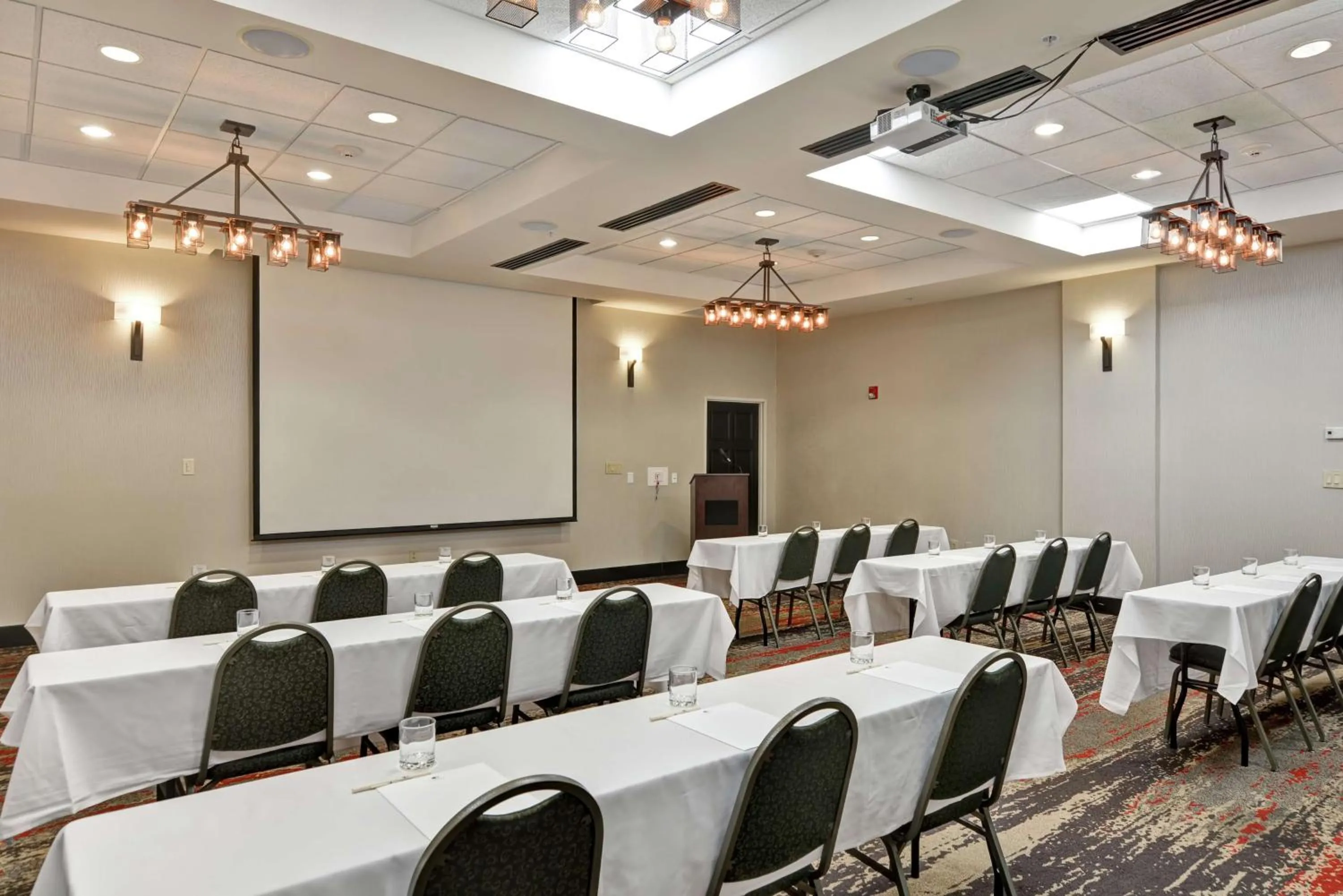 Meeting/conference room in DoubleTree by Hilton Hattiesburg, MS