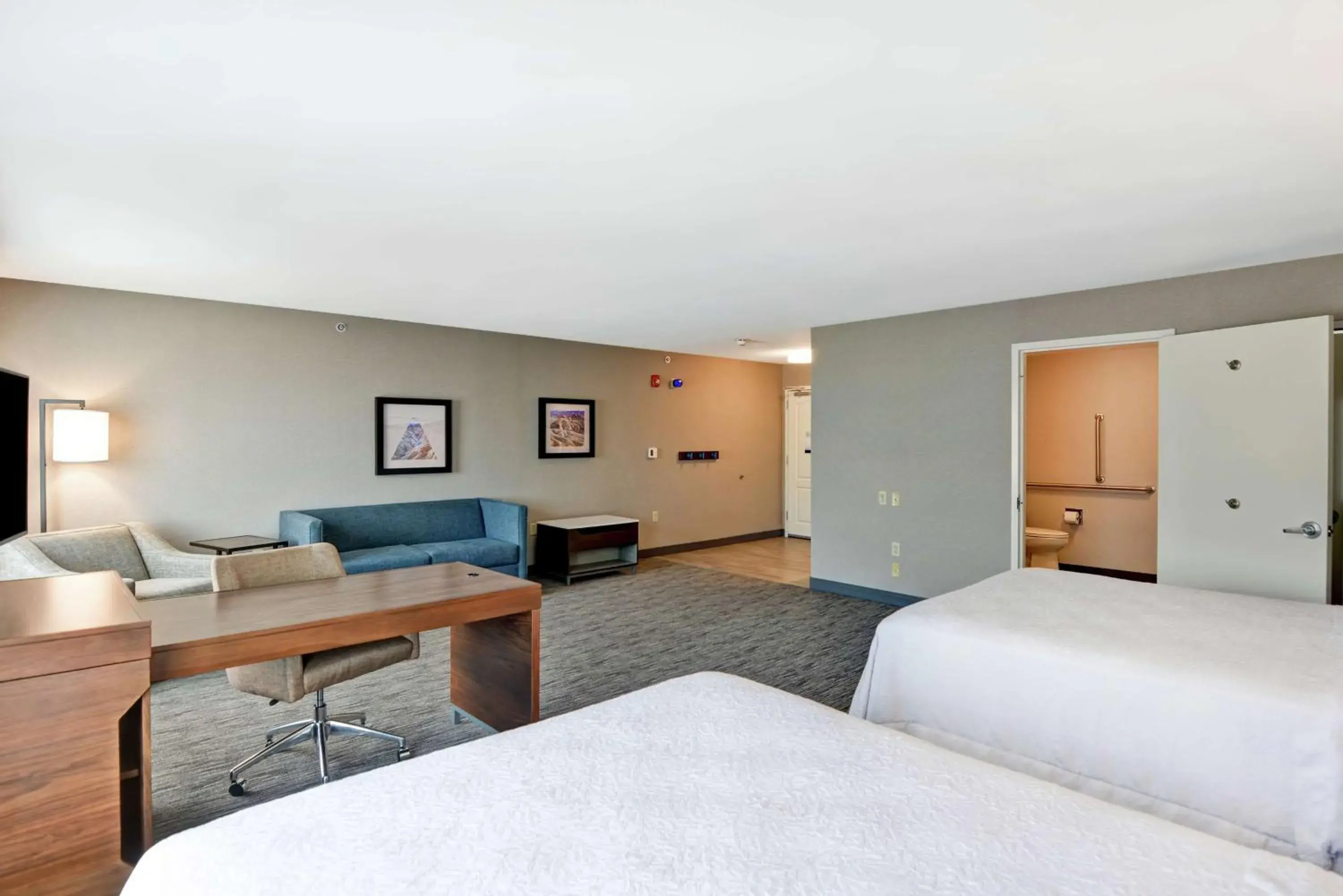 Living room, Bed in Hampton Inn Moab Arches National Park Living room, Bed in Hampton Inn Moab Arches National Park