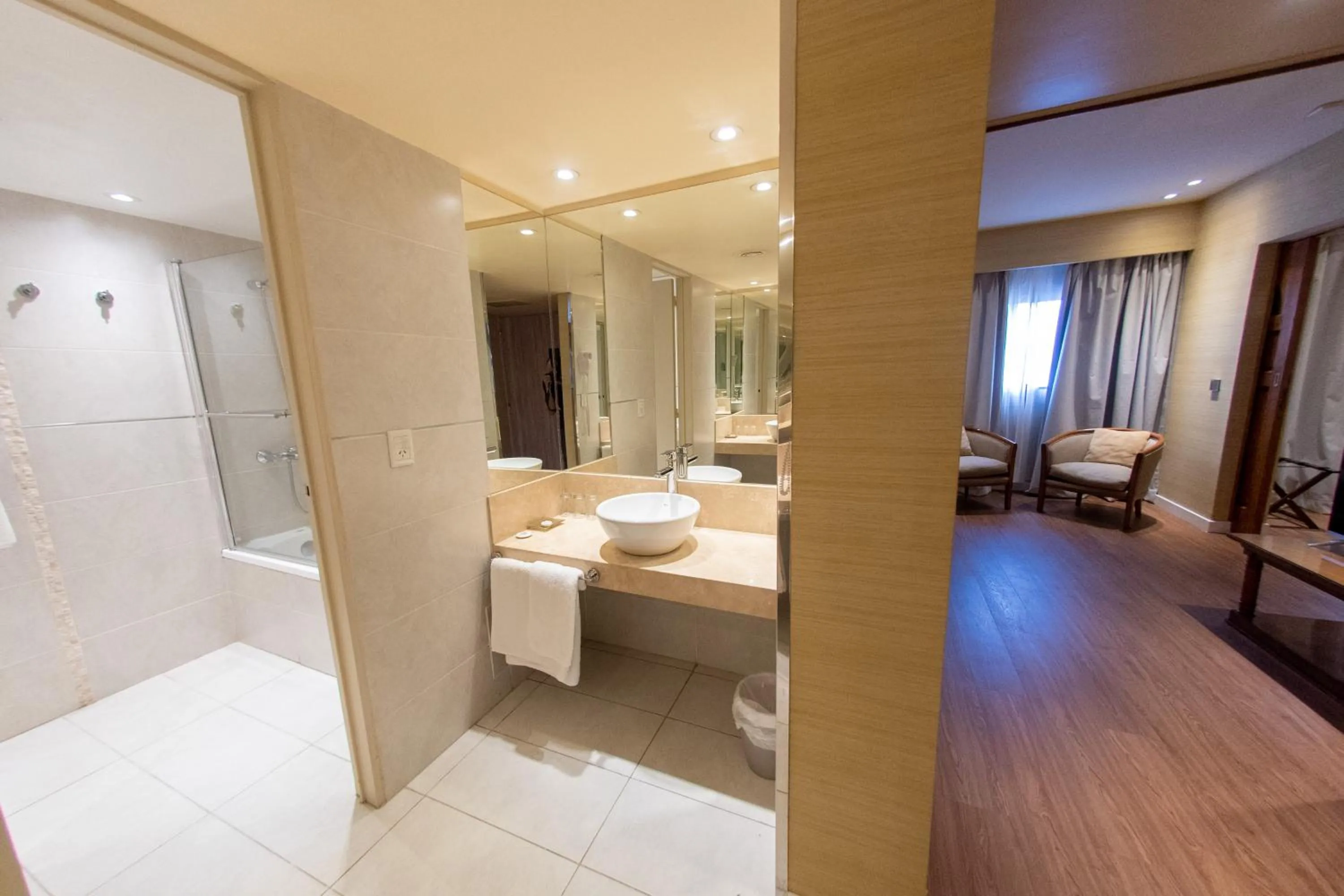 Bathroom, Bed in Hotel Albatros