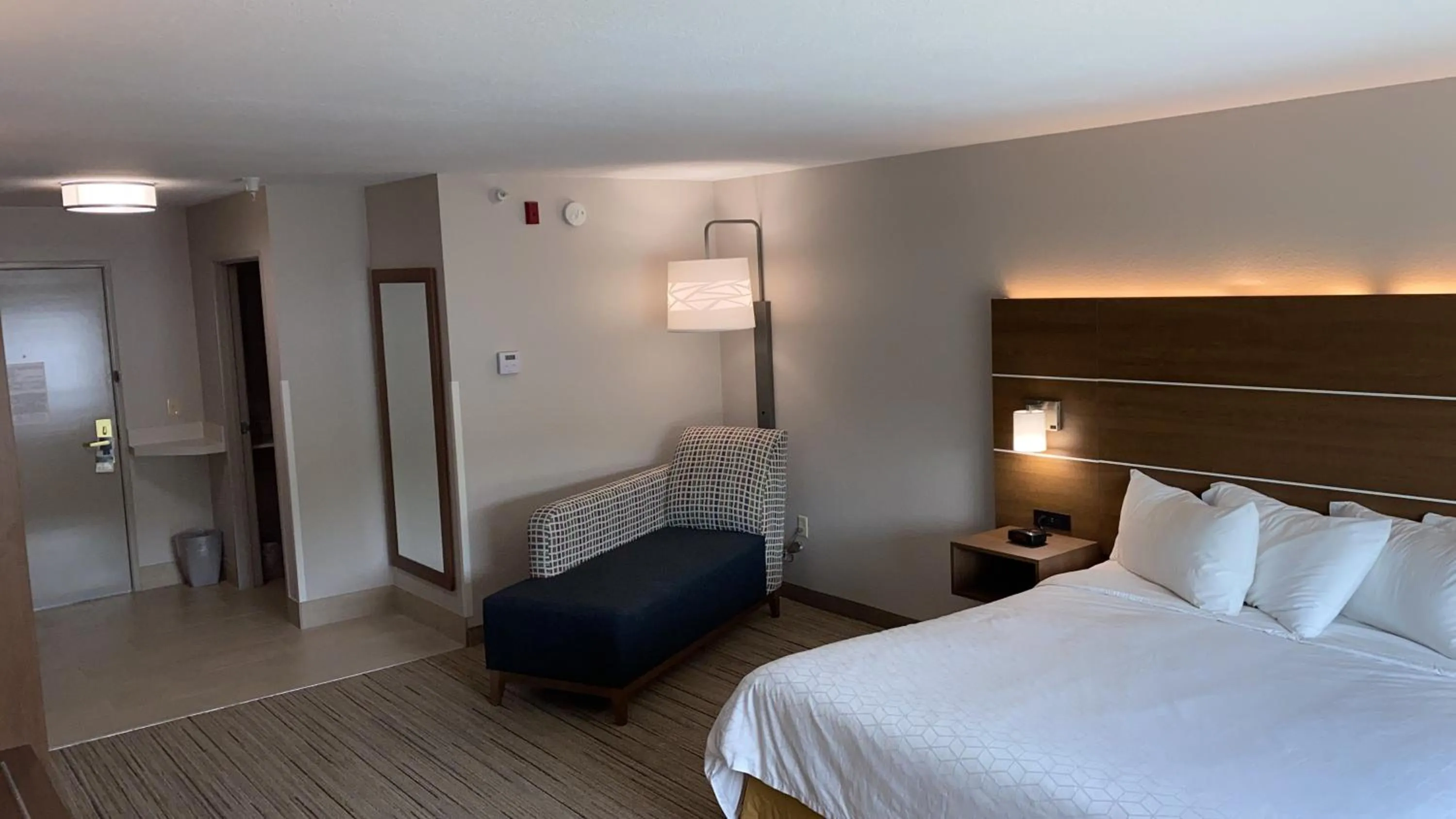 Photo of the whole room, Bed in Holiday Inn Express Hotel & Suites Weston by IHG