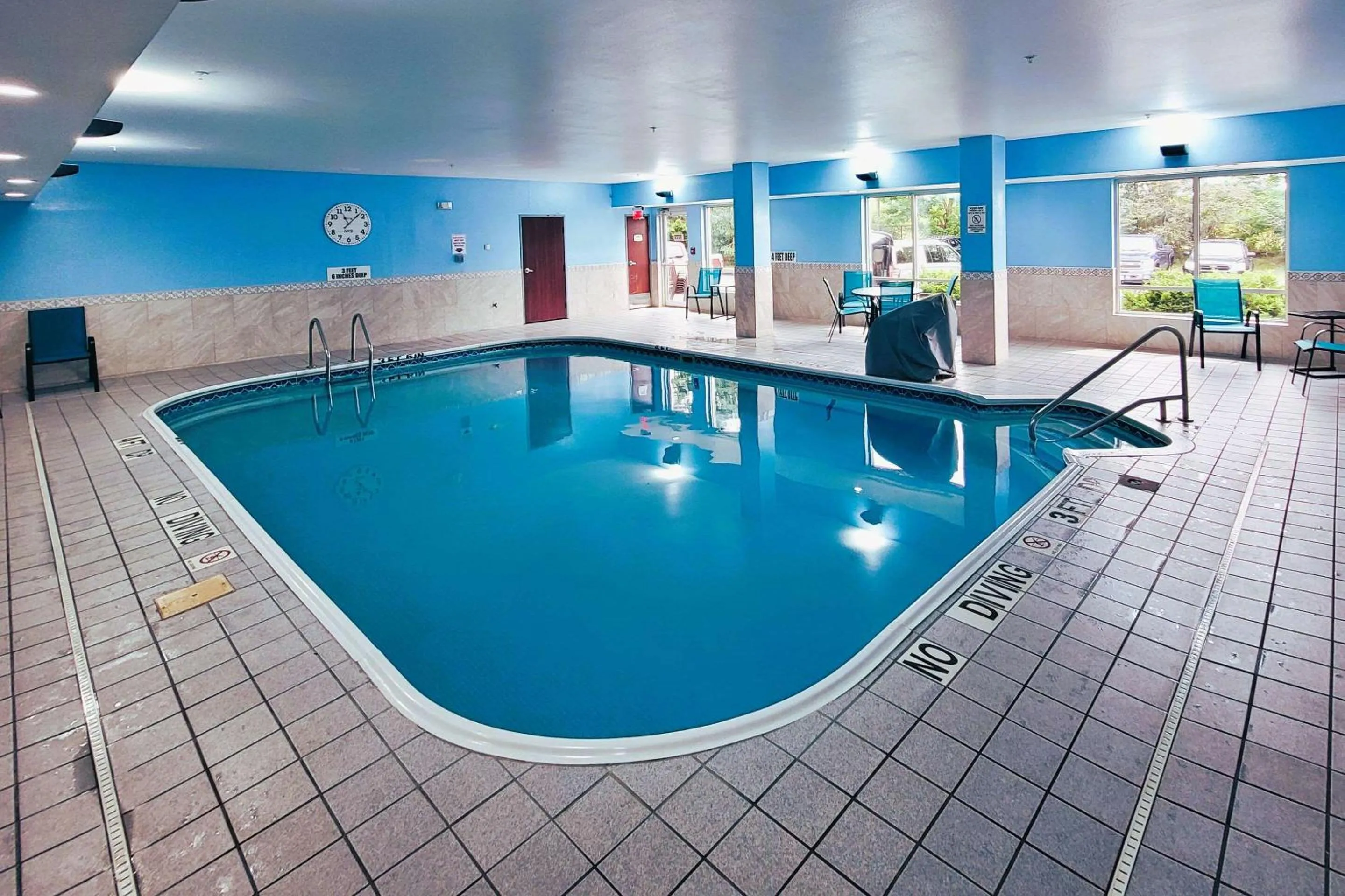 Swimming pool in Comfort Inn & Suites Liverpool - Syracuse