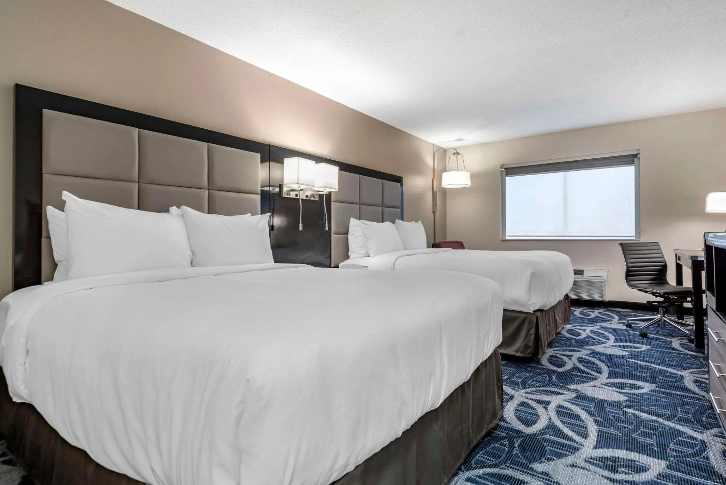 Bedroom, Bed in Comfort Inn & Suites Liverpool - Syracuse