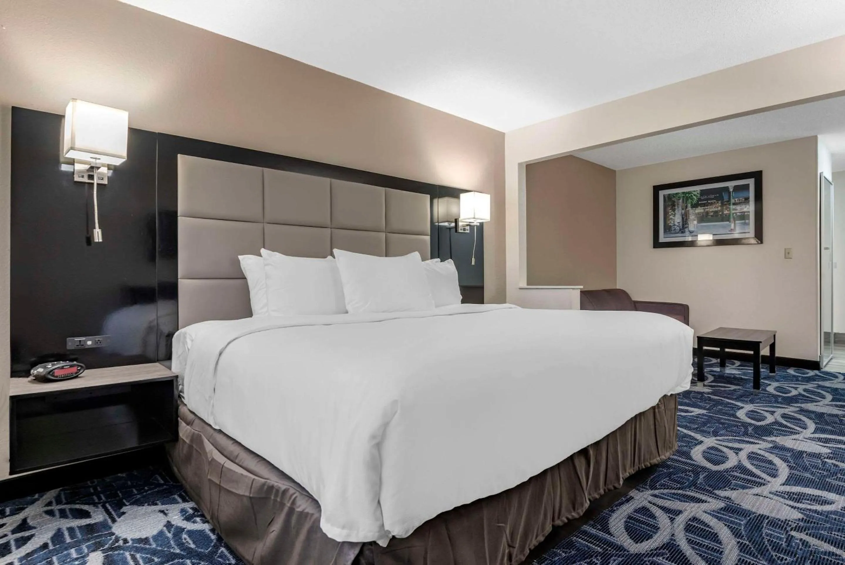 Bedroom, Bed in Comfort Inn & Suites Liverpool - Syracuse