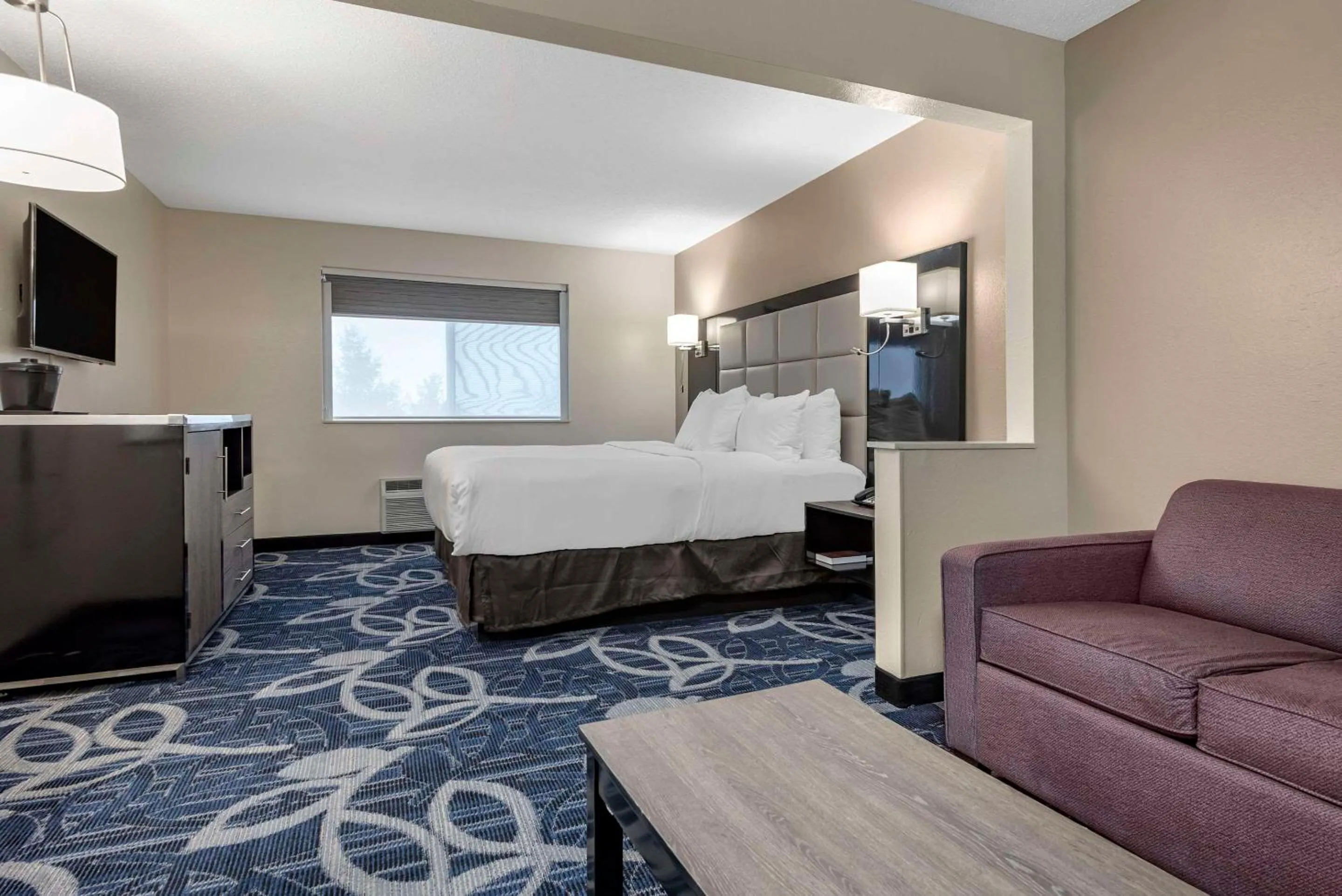 Bedroom, Bed in Comfort Inn & Suites Liverpool - Syracuse