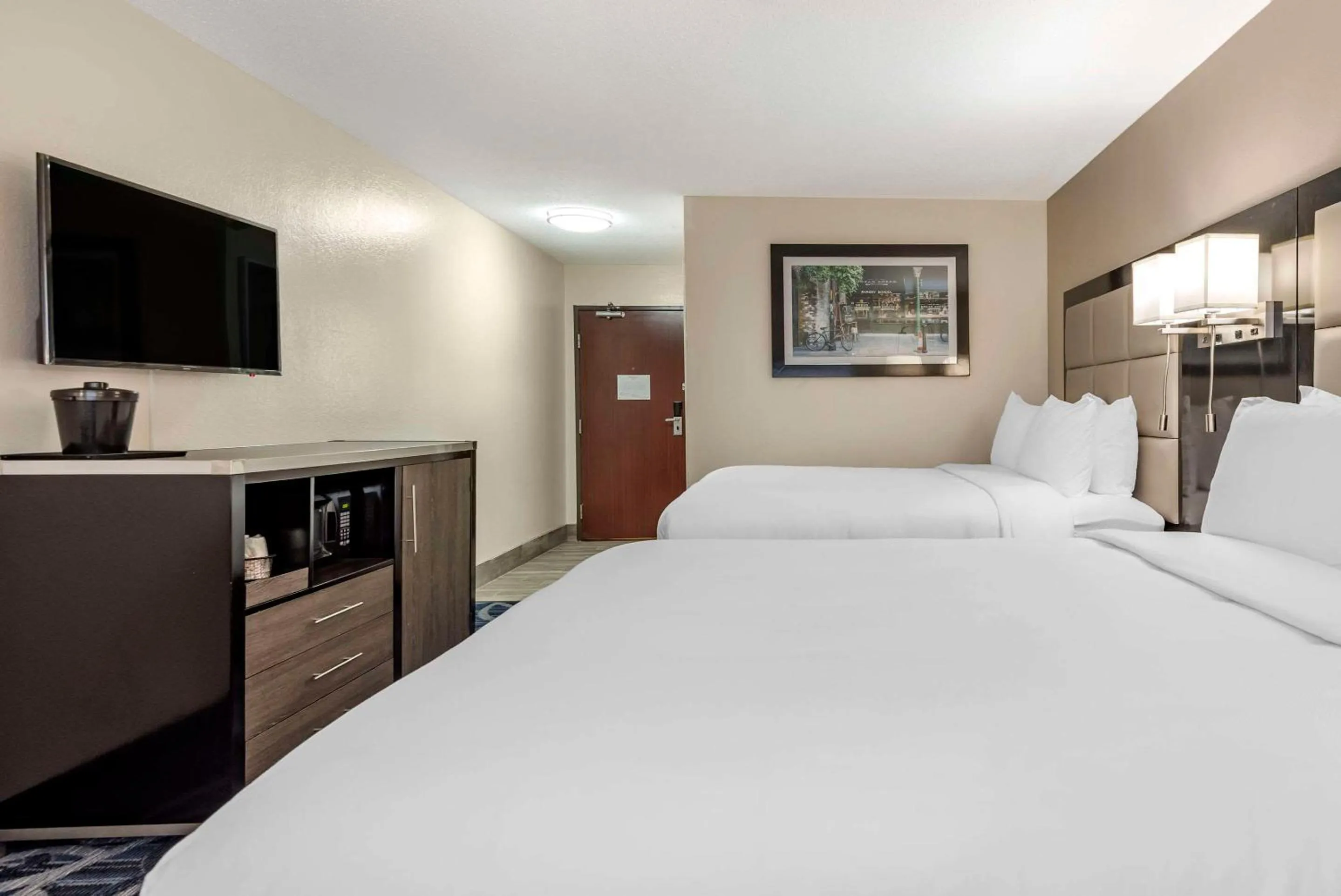 Bedroom, Bed in Comfort Inn & Suites Liverpool - Syracuse