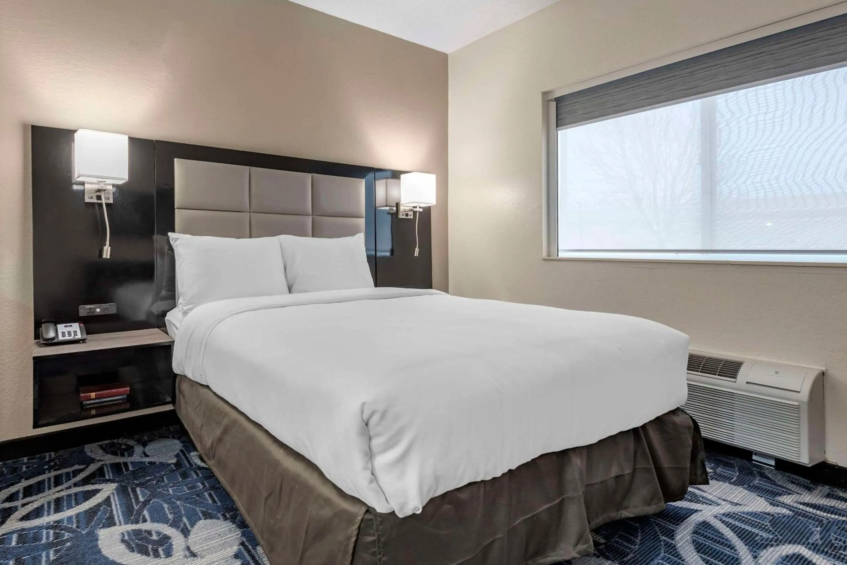 Bedroom, Bed in Comfort Inn & Suites Liverpool - Syracuse