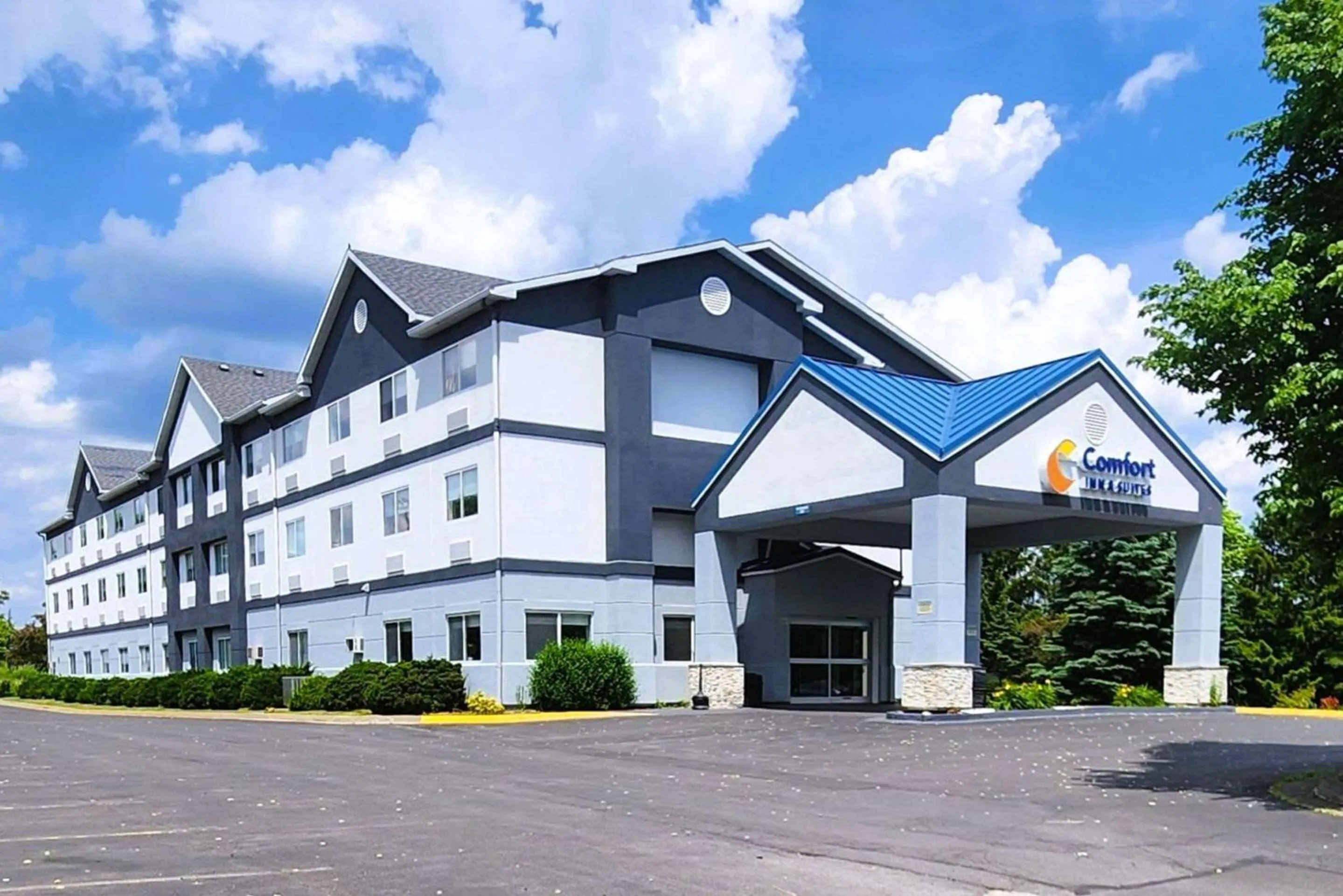 Property building in Comfort Inn & Suites Liverpool - Syracuse