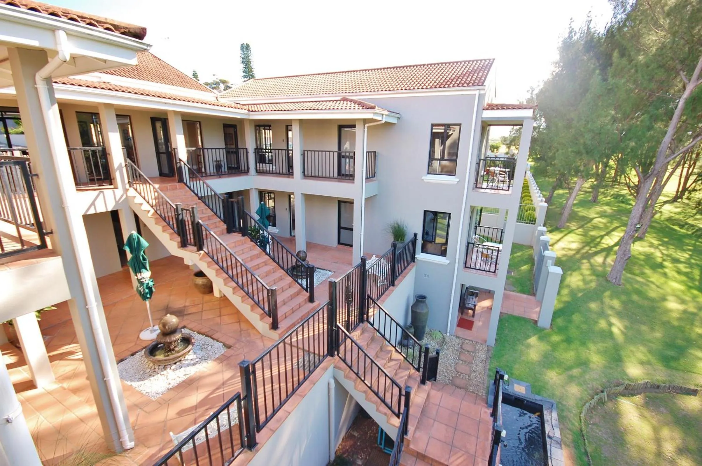 Property building in Fourteenth Green Guest Lodge