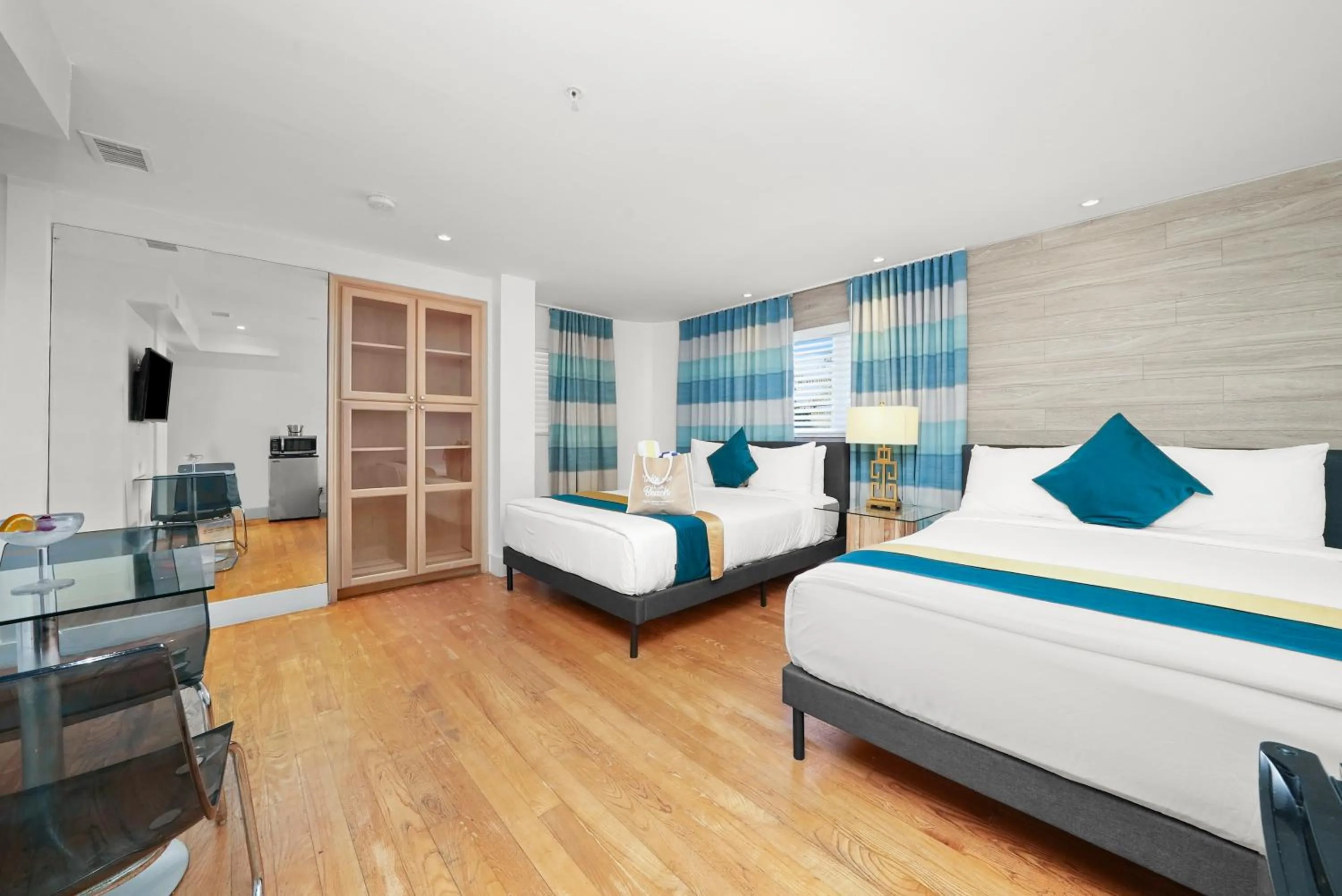 Bed in Hollywood Beach Suites and Hotel