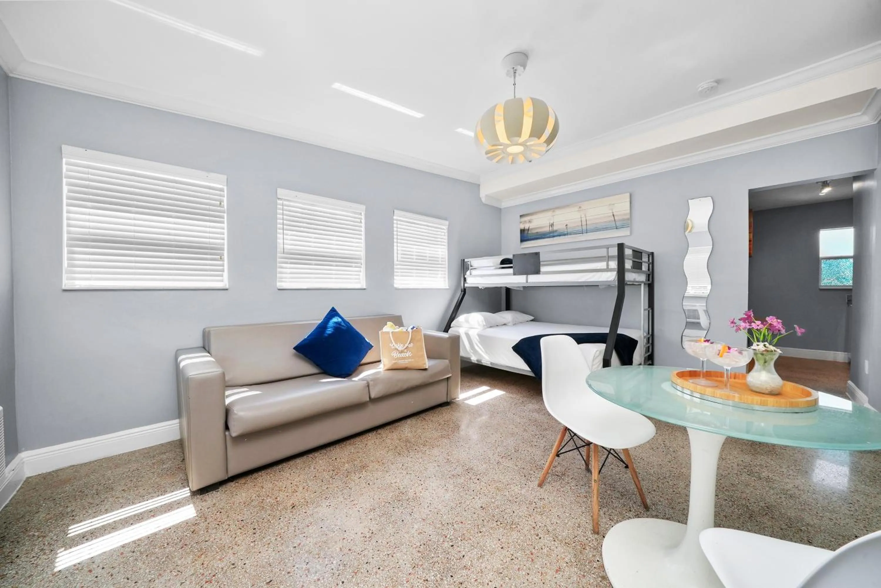 Living room in Hollywood Beach Suites and Hotel